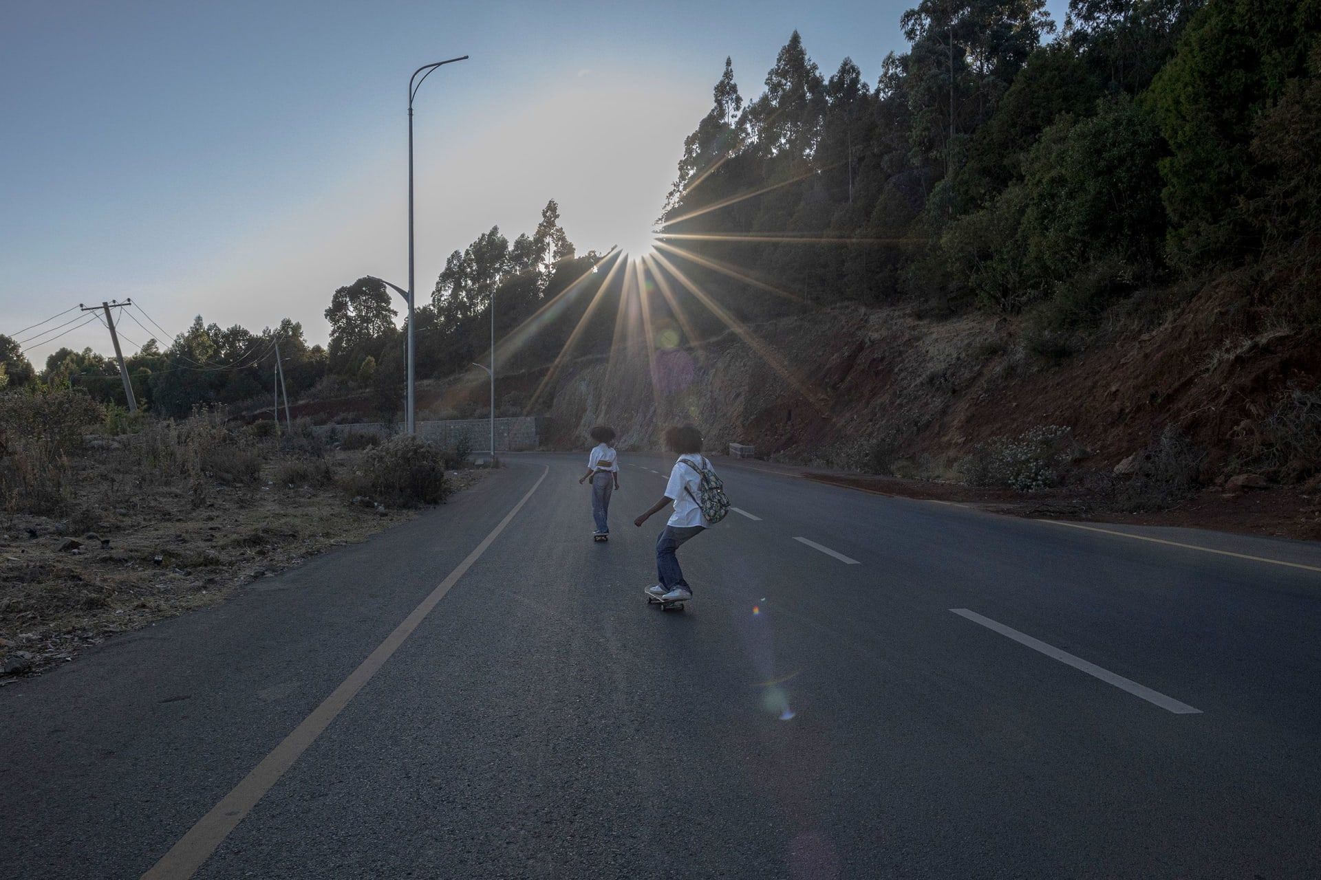 يواجهن الكراهية فقط لأنهن يتزلجن.. مصورة توثق شابات يكسرن الصور النمطية في إثيوبيا