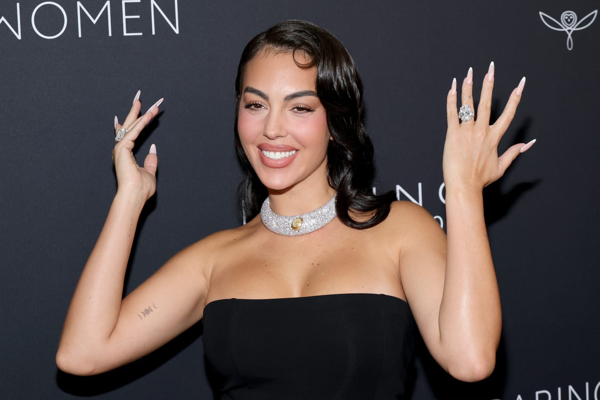 حركة تعمّدت جورجينا رودريغز القيام بها أمام عدسات الكاميرات على السجّادة الحمراء لإظهار مجوهراتها وخاتم خطوبتها الماسي.