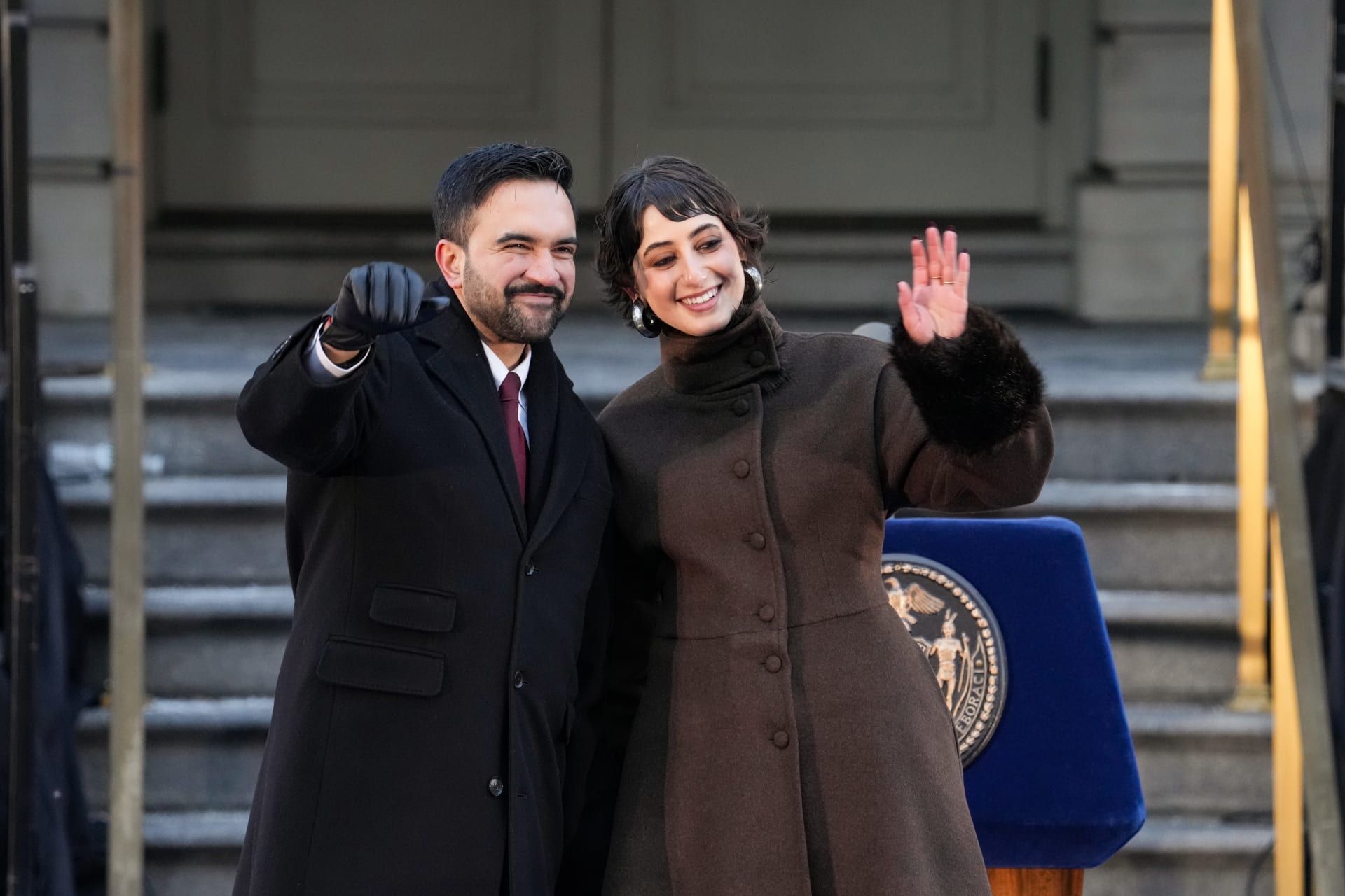 عمدة نيويورك زهران ممداني بجانب زوجته راما دواجي يحييان الجماهير في نيويورك.