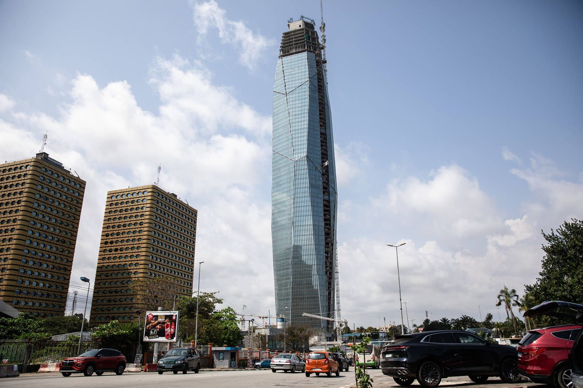 أعلى مبنى جديد في إفريقيا، برج F، مصوّر في 24 أكتوبر 2025 أثناء اقترابه من الاكتمال في أبيدجان، ساحل العاج.