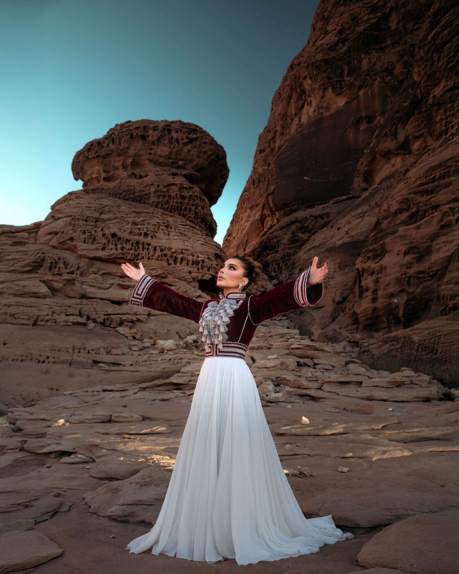 أصالة في جلسة تصوير خاصة بإطلالة رأس السنة في منطقة العُلا السعوديّة.