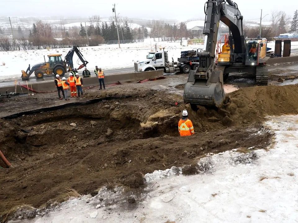 City crews work to fix a major main break on the Bearspaw South feeder main on 16th Avenue near Sarcee Trail N.W. on Jan. 1, 2026.