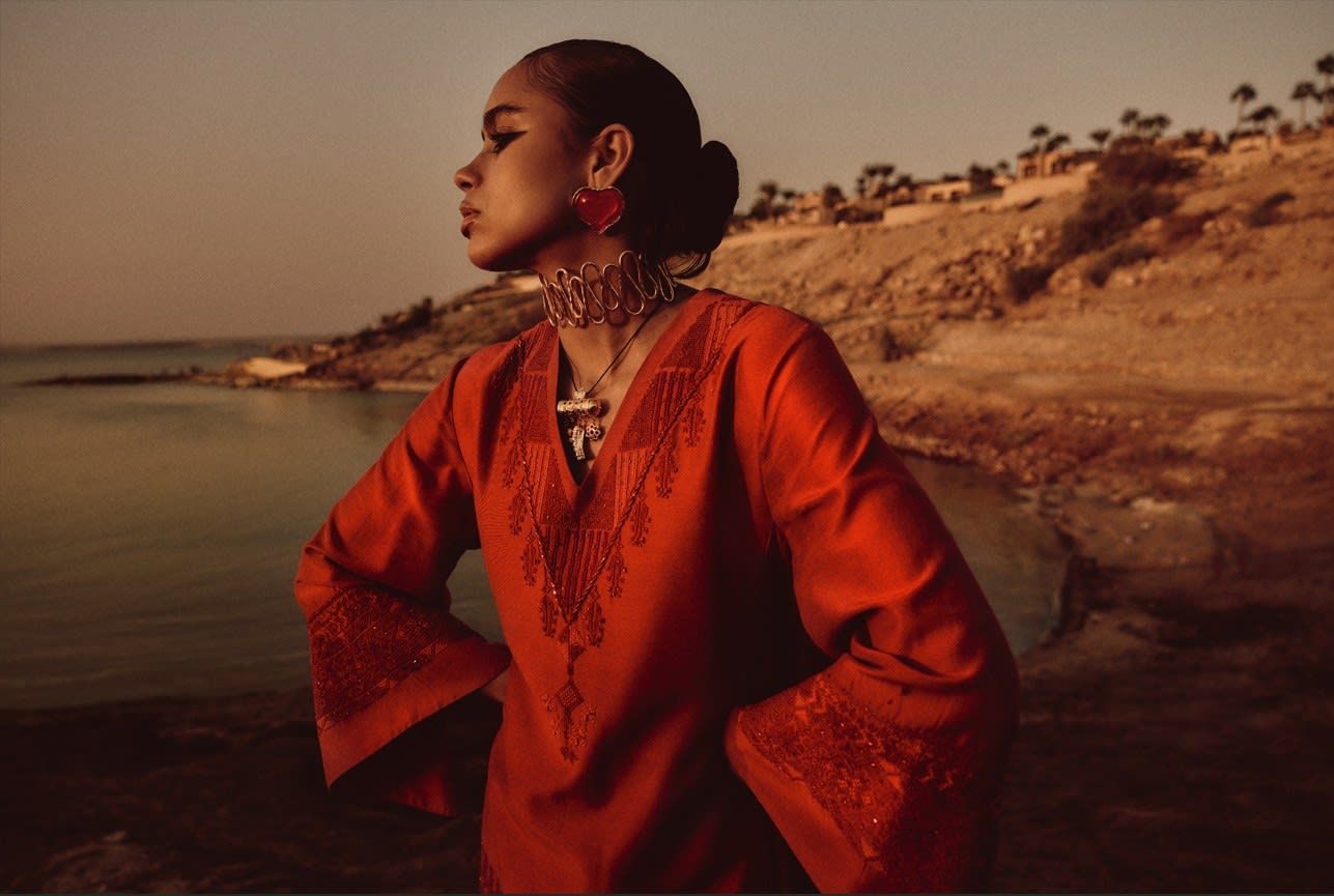 تولي إيمان الأحمد أهميّة كبيرة للاستدامة في أزيائها.