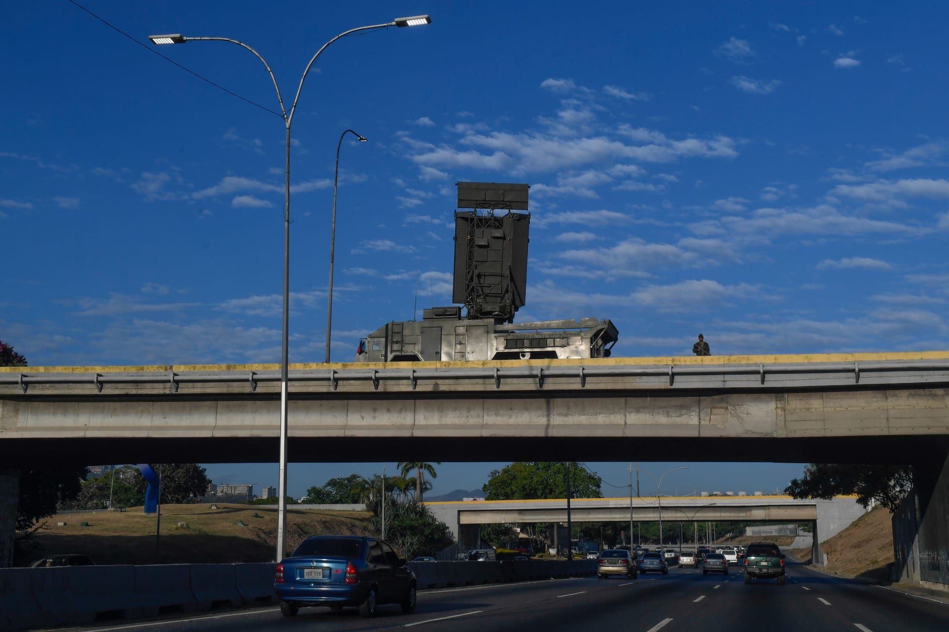 صورة نشرتها وكالة غيتي في نفس موقع التقاط الفيديو خلال مناورات عسكرية في كاراكاس - بتاريخ 15 فبراير/شباط 2020.