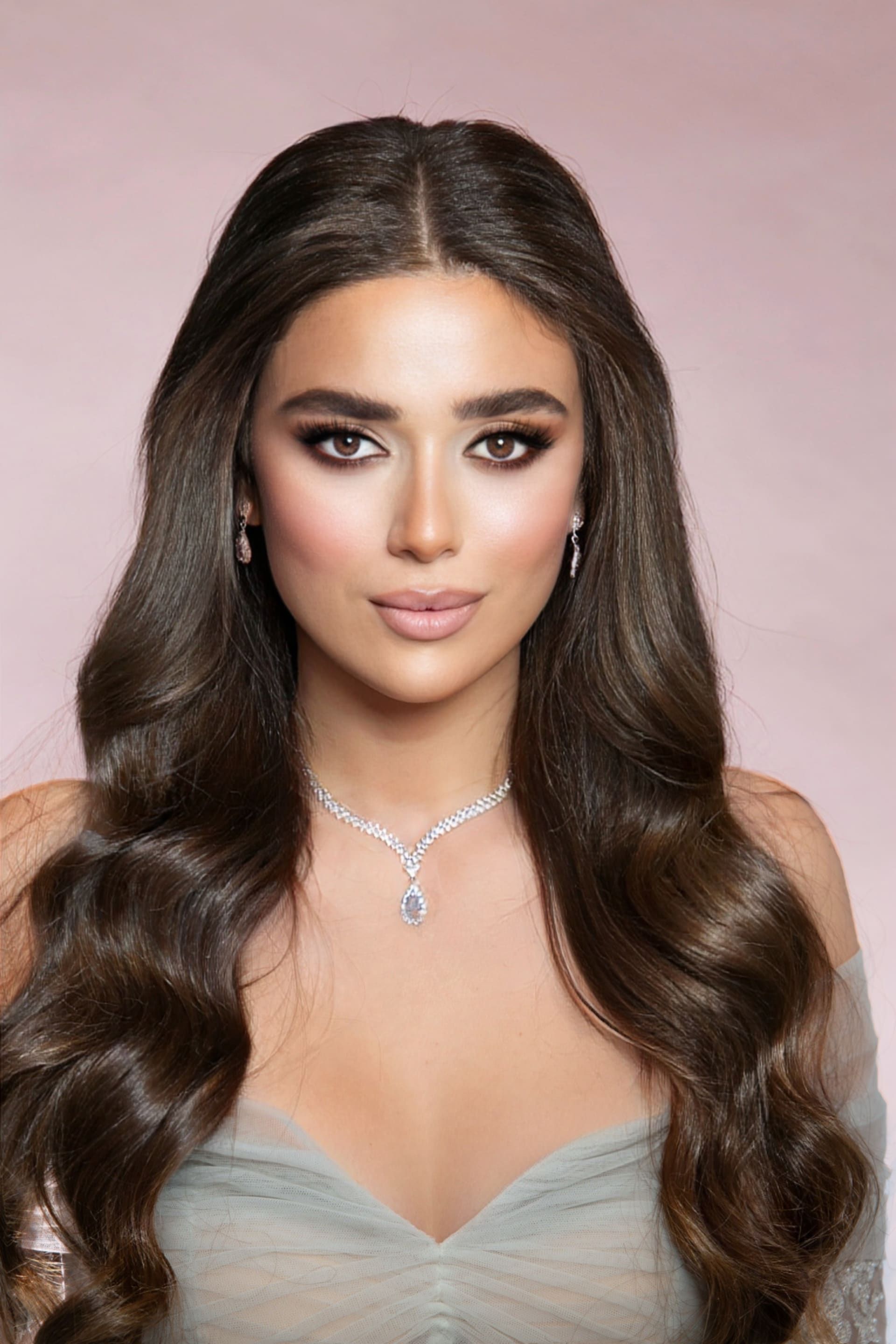 يتم تحضير البشرة للمكياج بحسب طبيعتها والبيئة المحيطة.