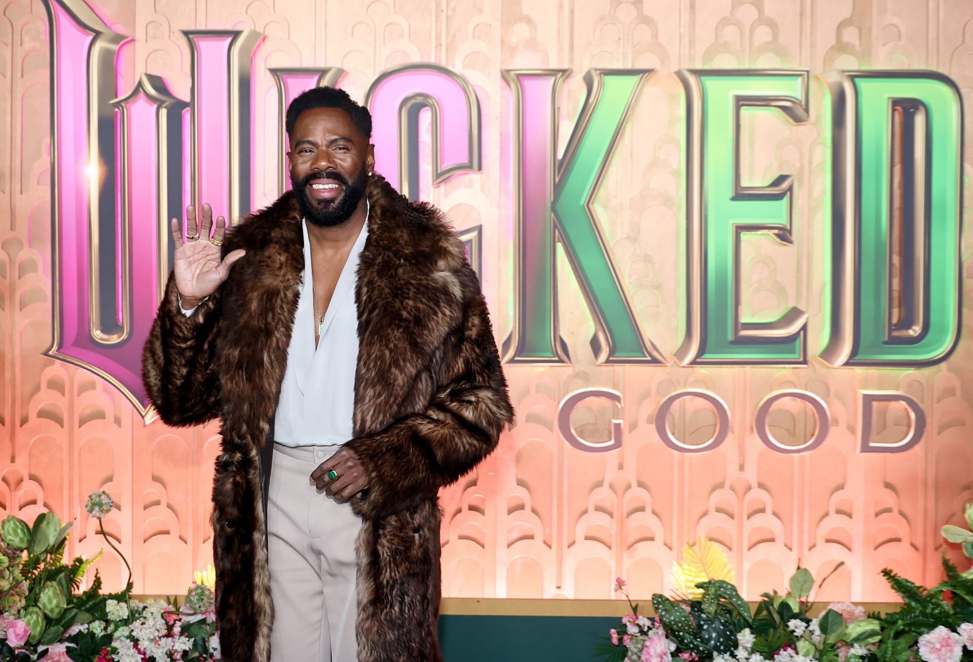 ارتدى الممثّل الأمريكي كولمان دومينغو معطفا من الفرو خلال حضوره العرض الأول لفيلم «Wicked: For Good!» في نيويورك، والذي أُقيم في قاعة ديفيد غيفن، في 17 نوفمبر 2025.