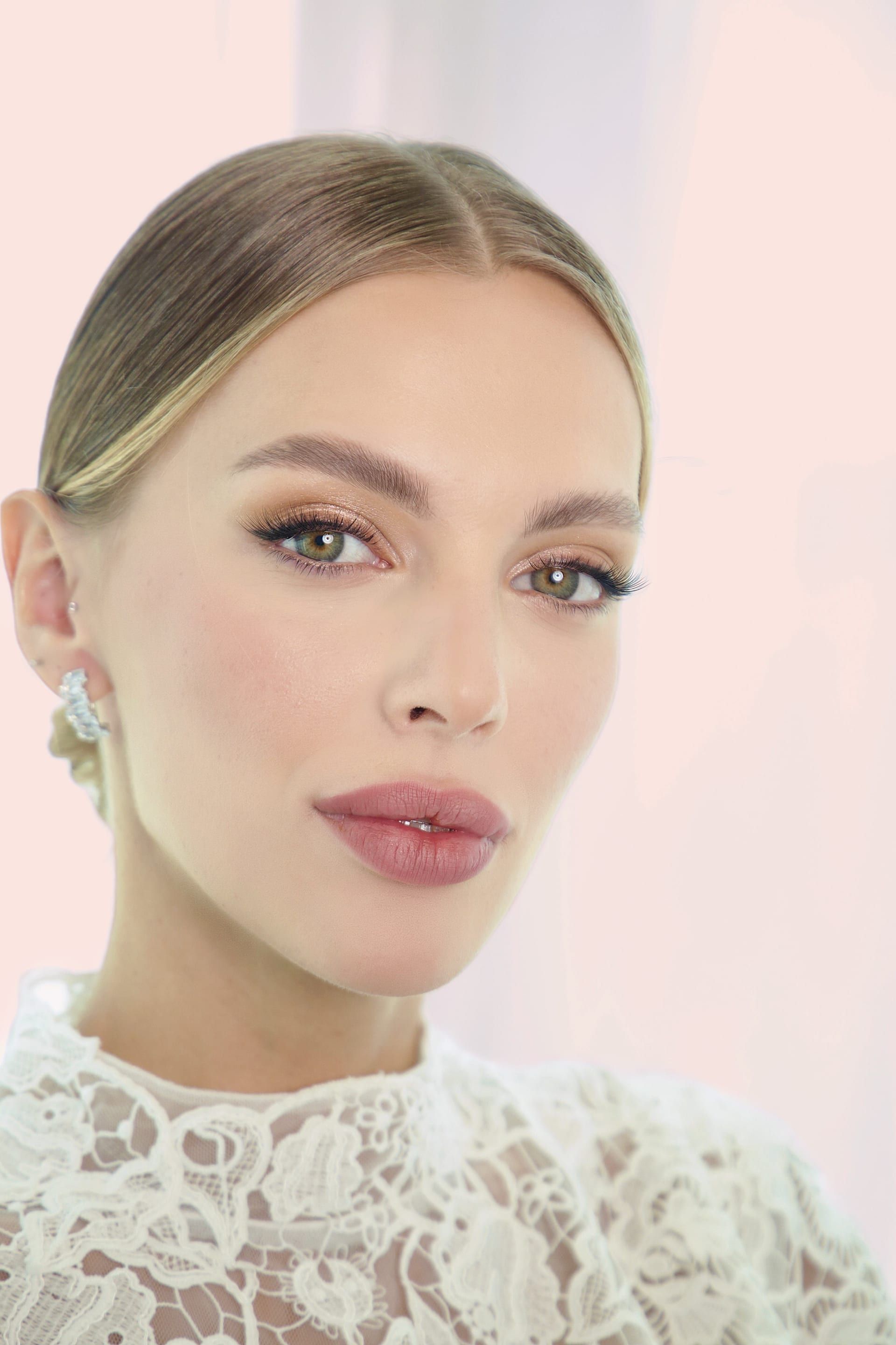 يجب إتبّاع خطوات دقيقة لتثبيت أحمر الشفاه.