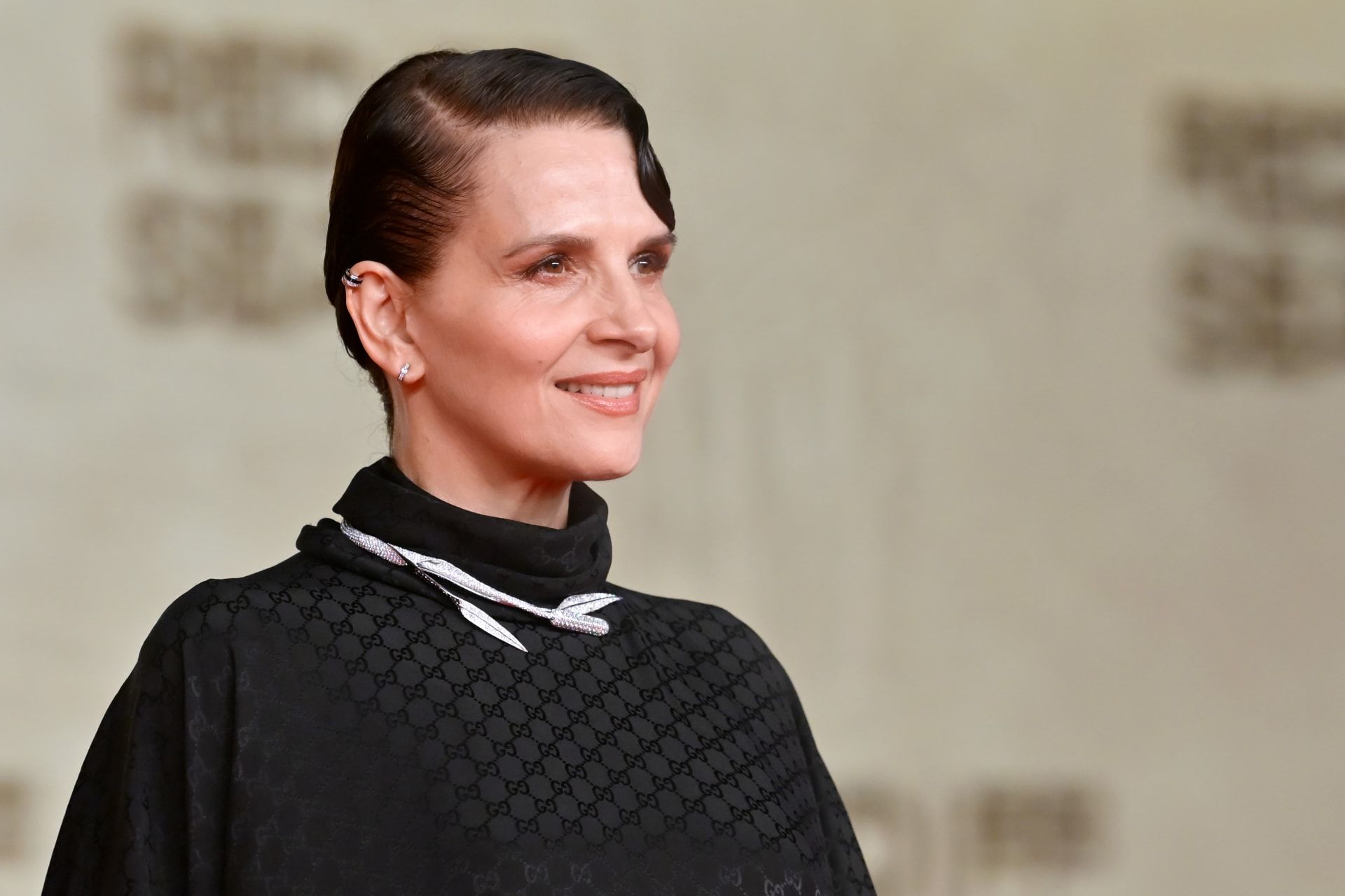 الممثّلة الفرنسيّة جولييت بينوش البالغة من العمر 61 عامًا بمكياج ناعم على السجّادة الحمراء في مهرجان الأحمر السينمائي في جدّة.