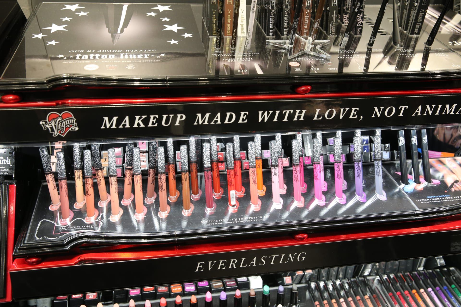 خلف العدد الكبير من المنتجات والألوان والصيحات، هناك تأثيرات حقيقية للمكياج على نفسيّة المرأة وتبلور شخصيّتها.