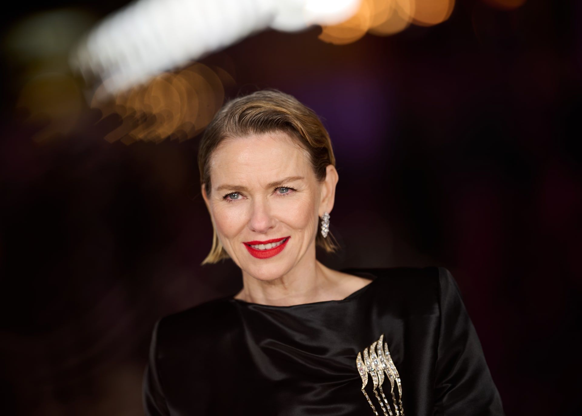 الممثّلة الأمريكيّة نعومي واتس تتألق بالبروش الماسي على السجّادة الحمراء.