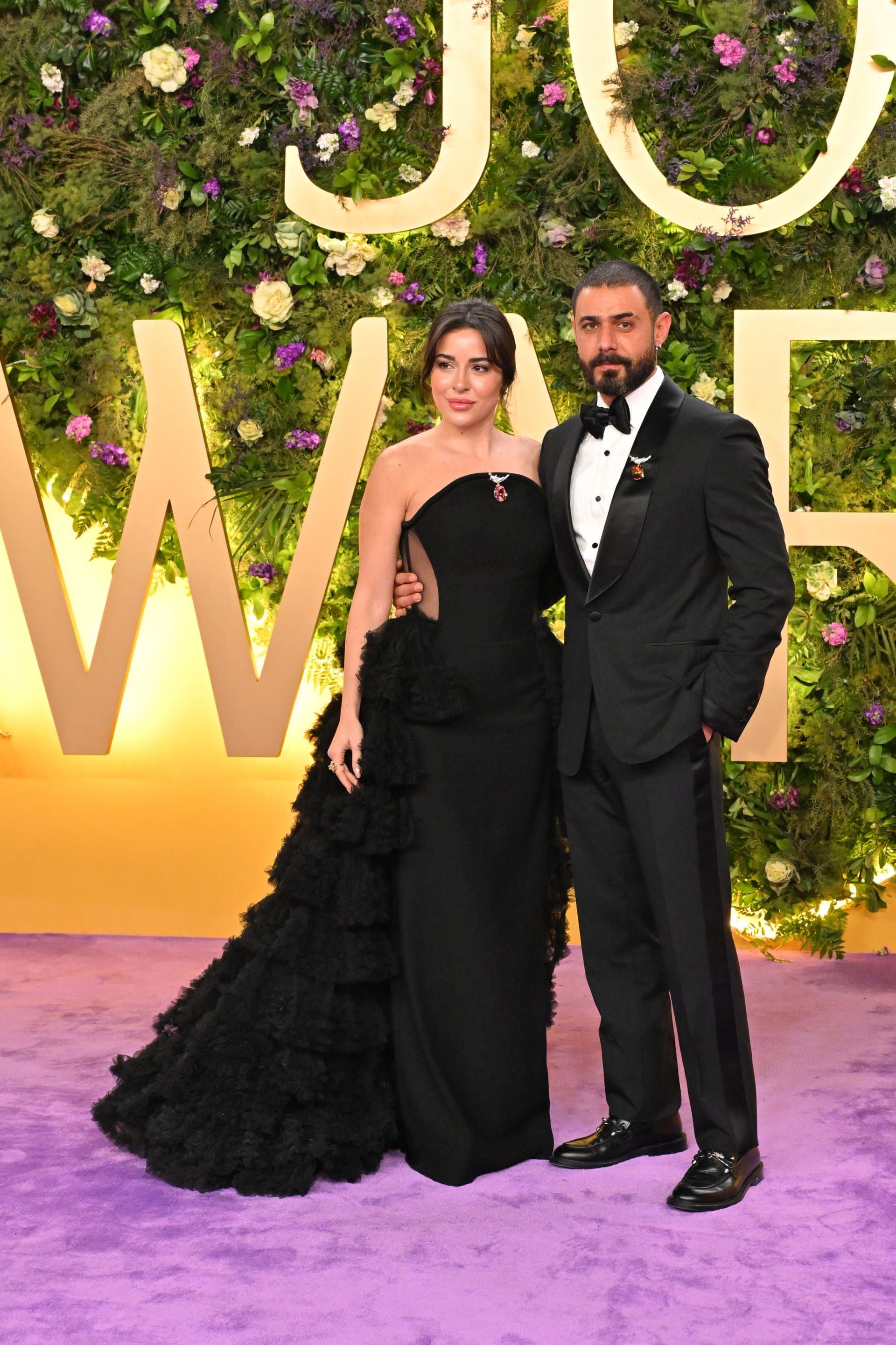 إطلالة الثنائي اللبناني، الممثل وسام فارس وزوجته الممثلة سارة أبي كنعان، خلال حفل Joy Awards العام الماضي في المملكة العربية السعودية.