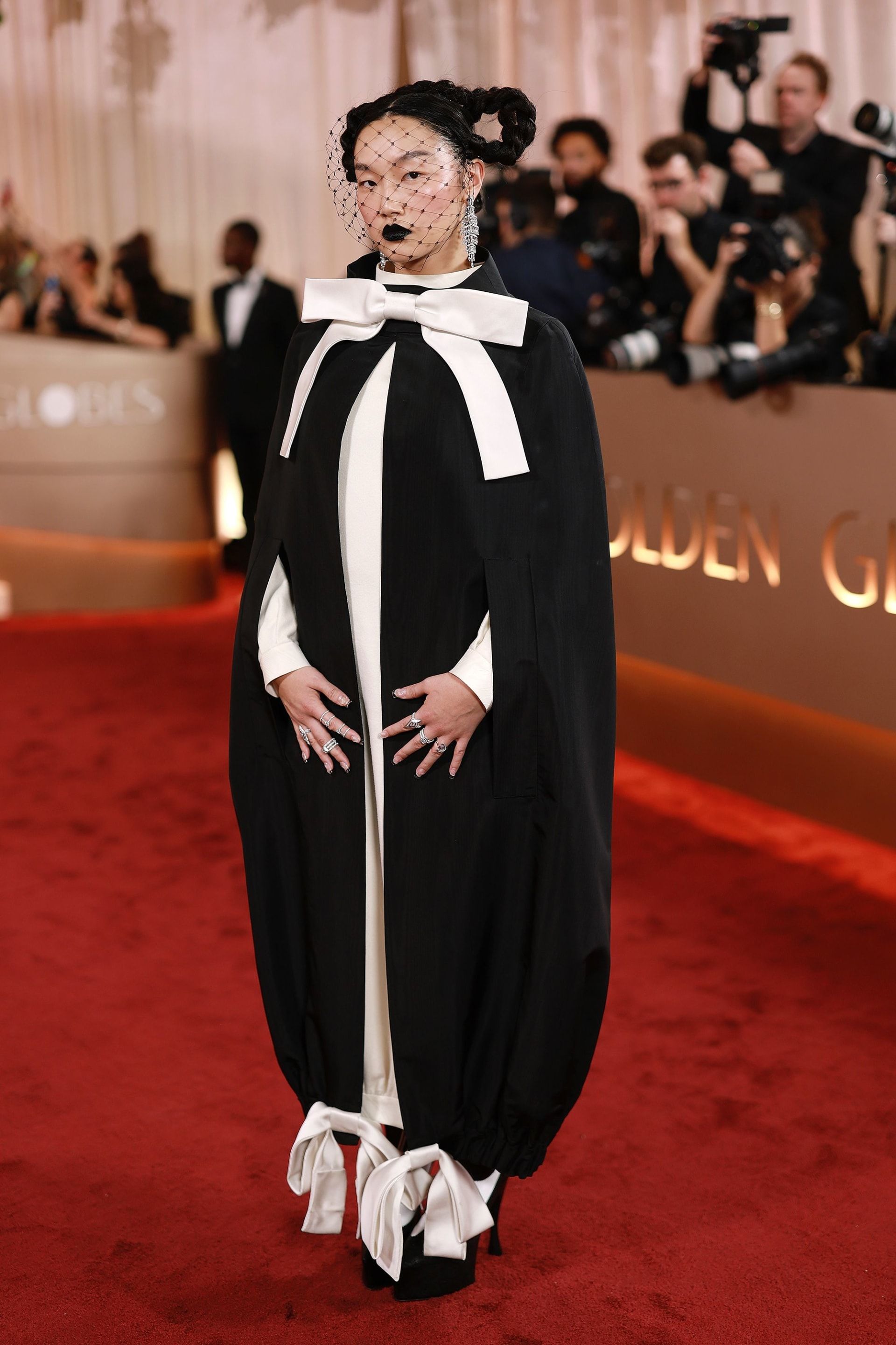 المغنية وكاتبة الأغاني الأمريكية أودري نونا بإطلالة غريبة في الحفل.