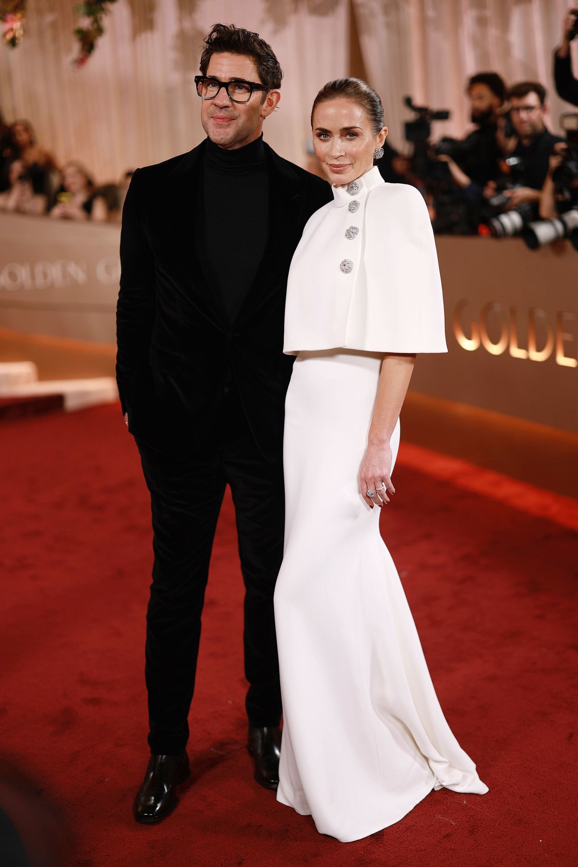 الممثّلة البريطانيّة إيميلي بلنت بإطلالة بيضاء أنيقة.