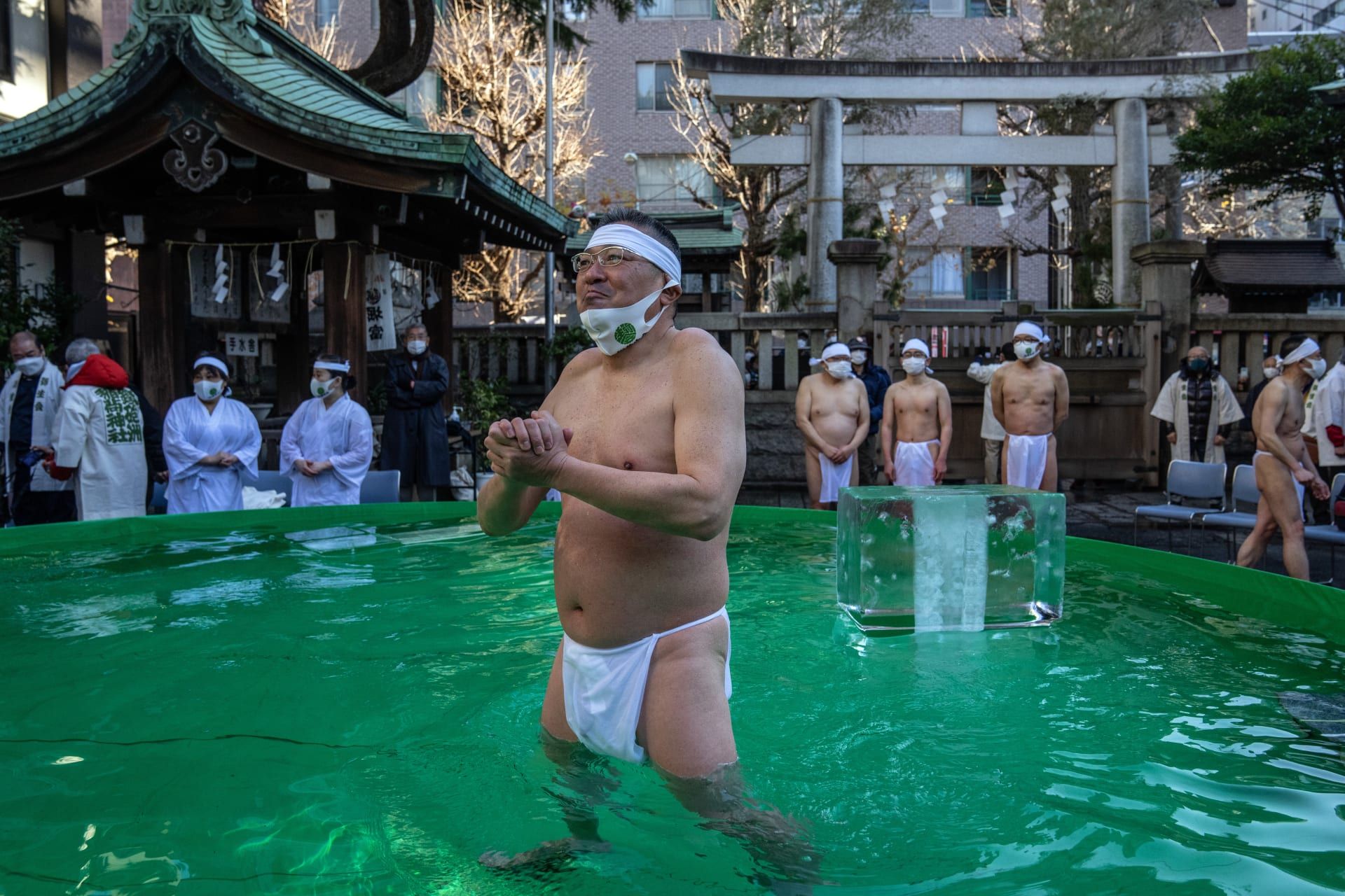 حمام جليدي في اليابان