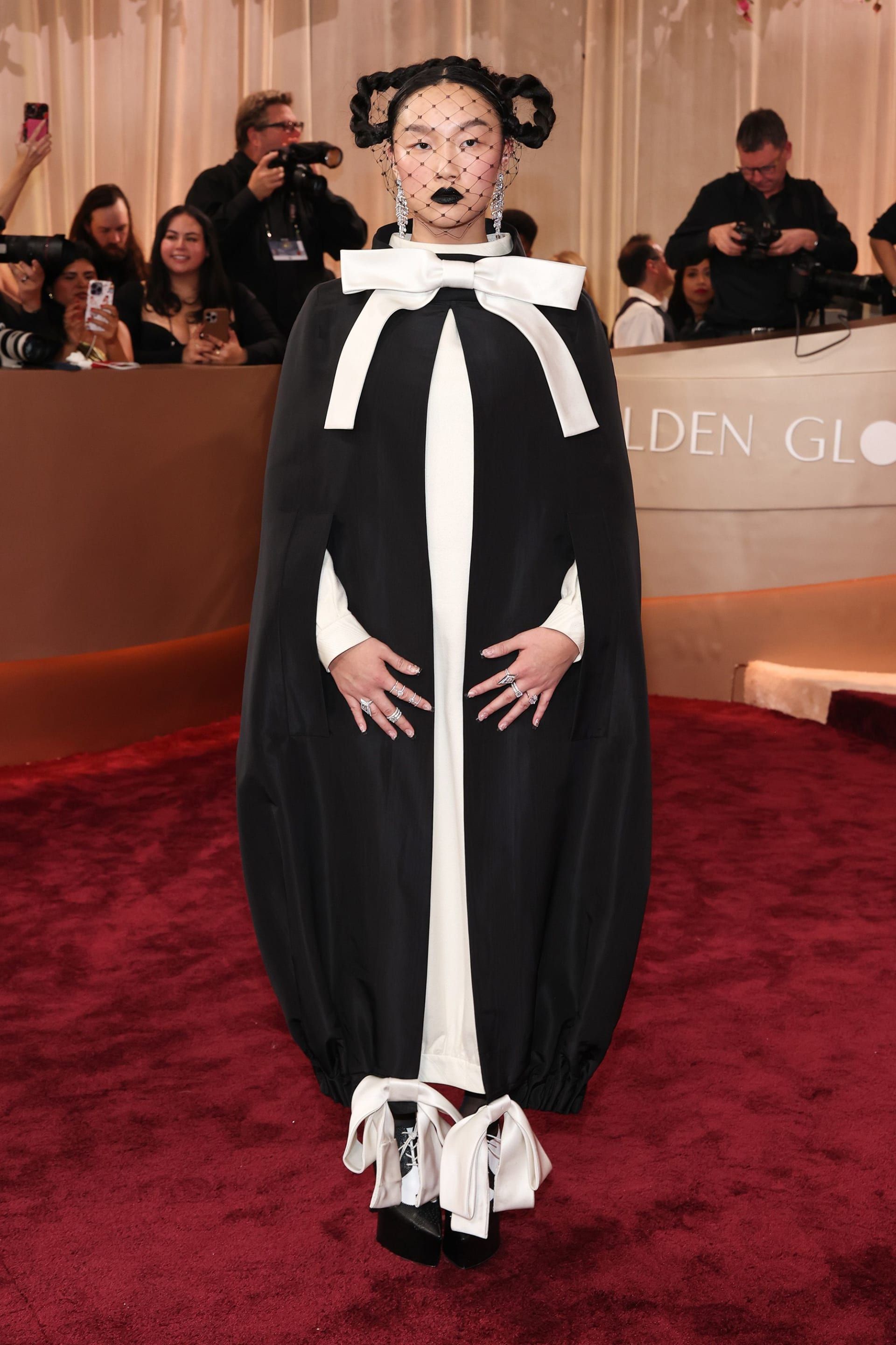 اختارت المغنية أودري نونا فستانًا من توم براون، وأضافت لمسة غوثية إلى إطلالة مجموعة خريف-شتاء 2024 على المنصة من خلال أحمر شفاه أسود.