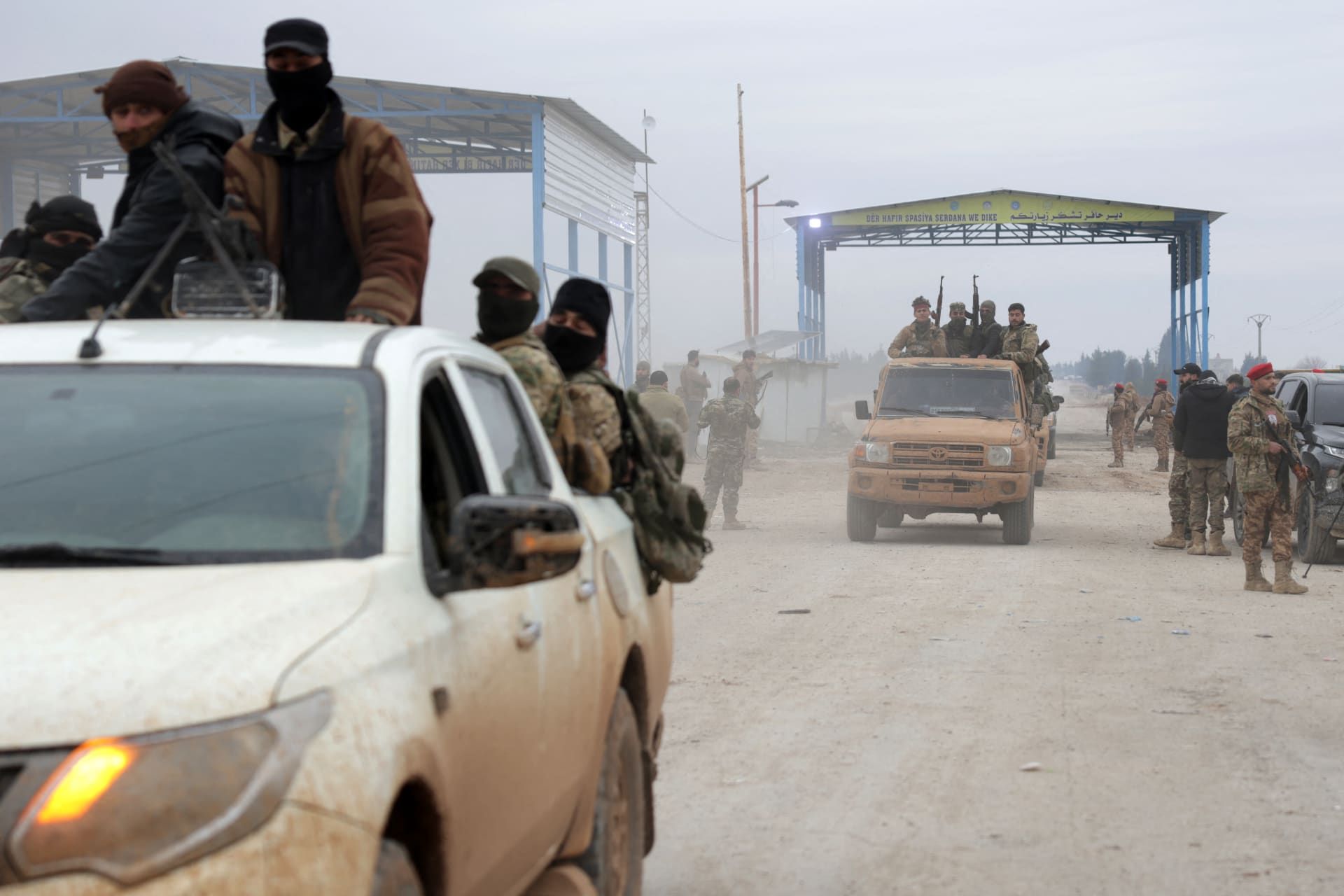 جنود من الجيش السوري في آلياتهم يدخلون بلدة دير حافر في 17 يناير/كانون الثاني 2026.