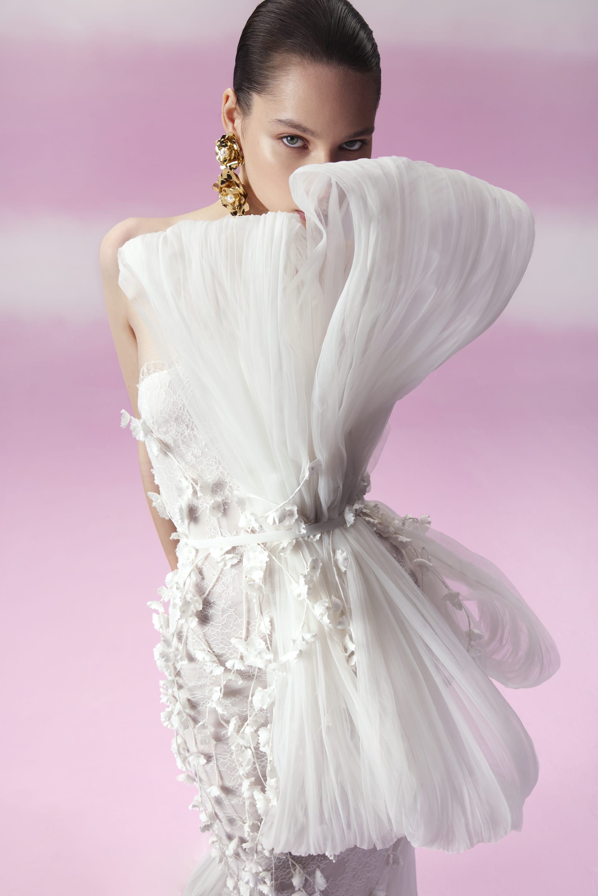 تحوّل مراد الذاكرة اللبنانية إلى فنون قابلة للارتداء.