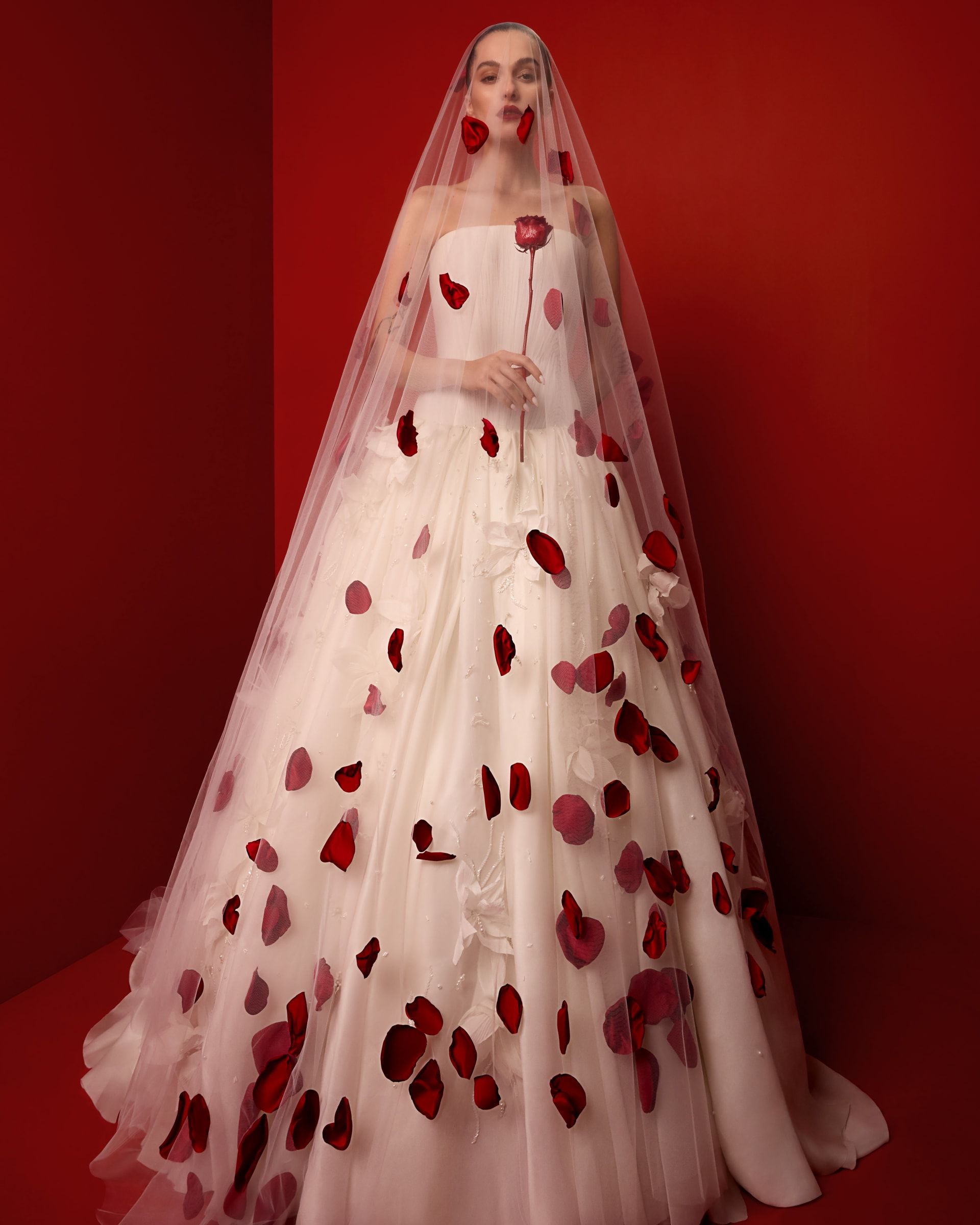 . تحرص مراد على التواصل العميق مع شخصية العروس، وطاقتها، وقصتها.