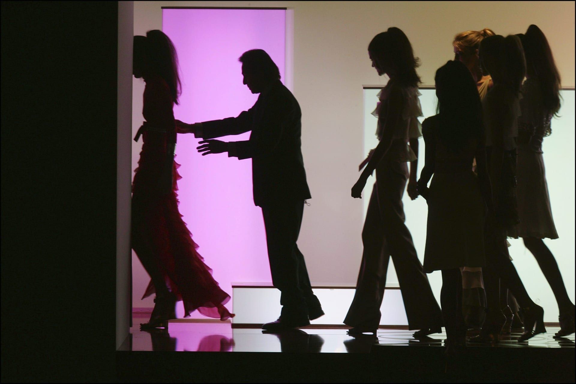 فالنتينو يقدم مجموعة خلال عرض أزياء في باريس عام 2004.