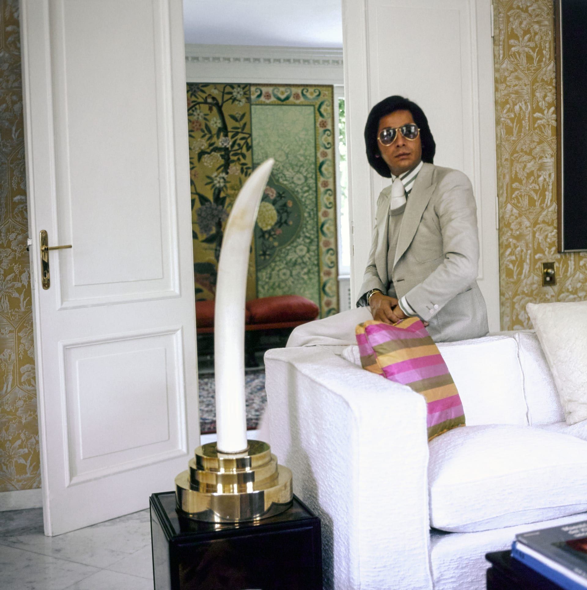 فالنتينو يتكئ على أريكة في شقته بروما عام 1974.