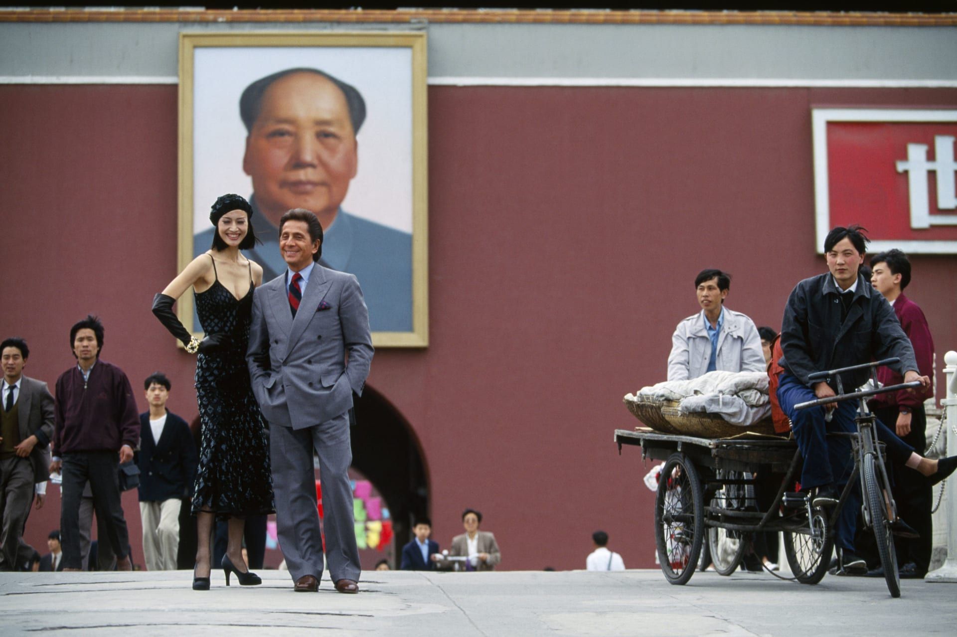 فالنتينو غارافاني يقف إلى جانب عارضة أزياء أمام صورة لماو تسي تونغ في بكين عام 1993.