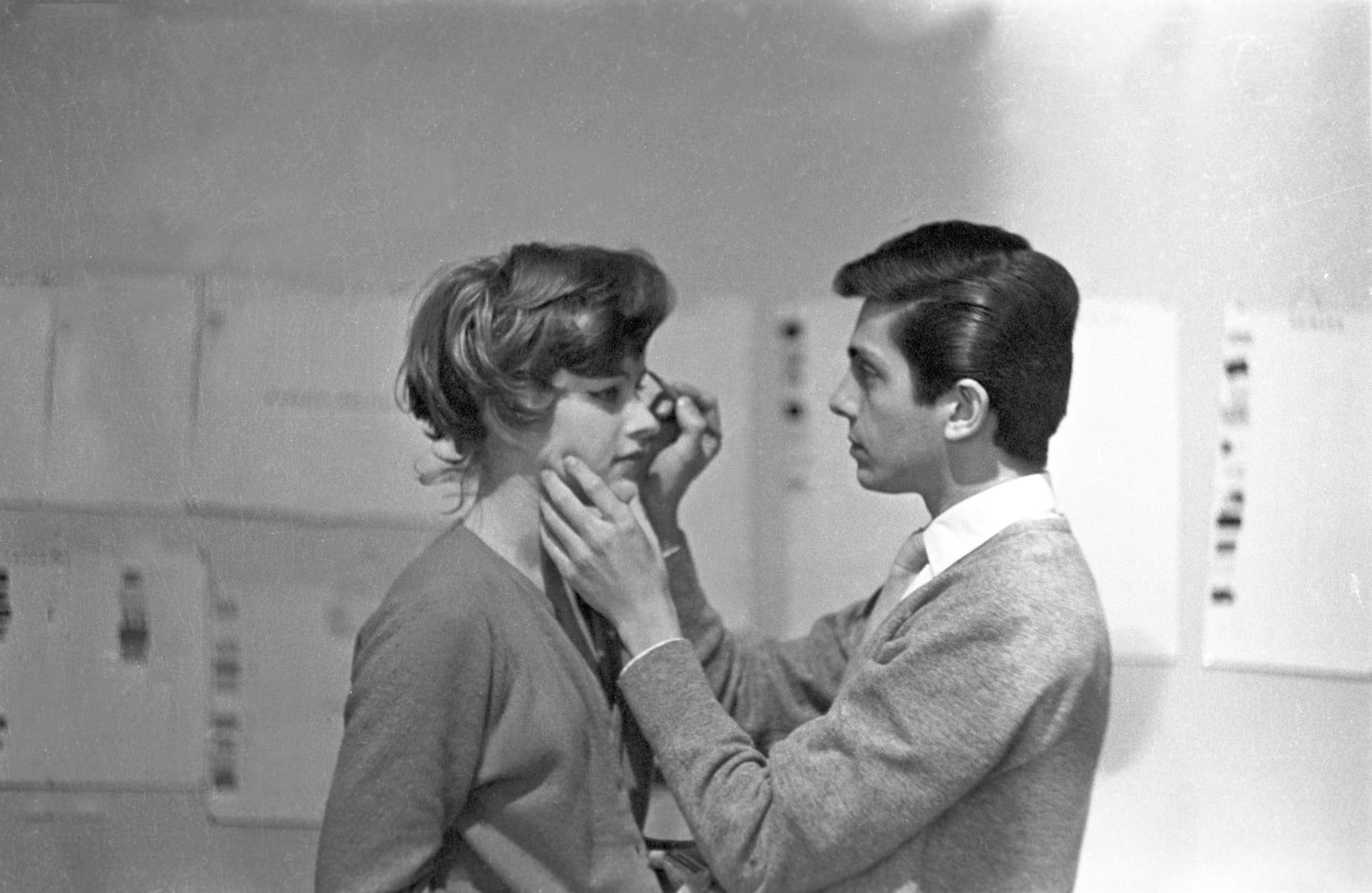 فالنتينو يضع المكياج لعارضة أزياء في أول مشغل له في روما عام 1959.