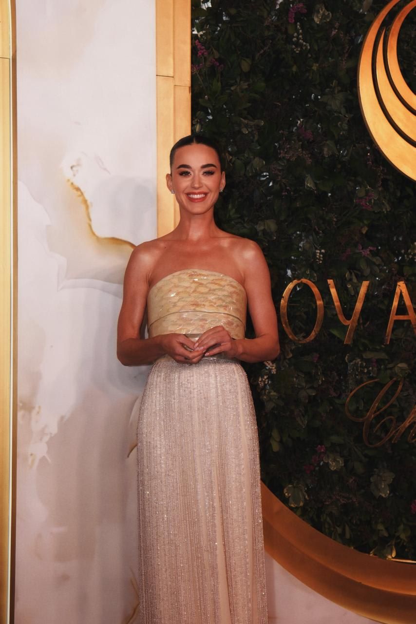 تميز الجزء العلوي من فستان كيتي بيري بطبقات من الصدف المصنوع يدويًا.