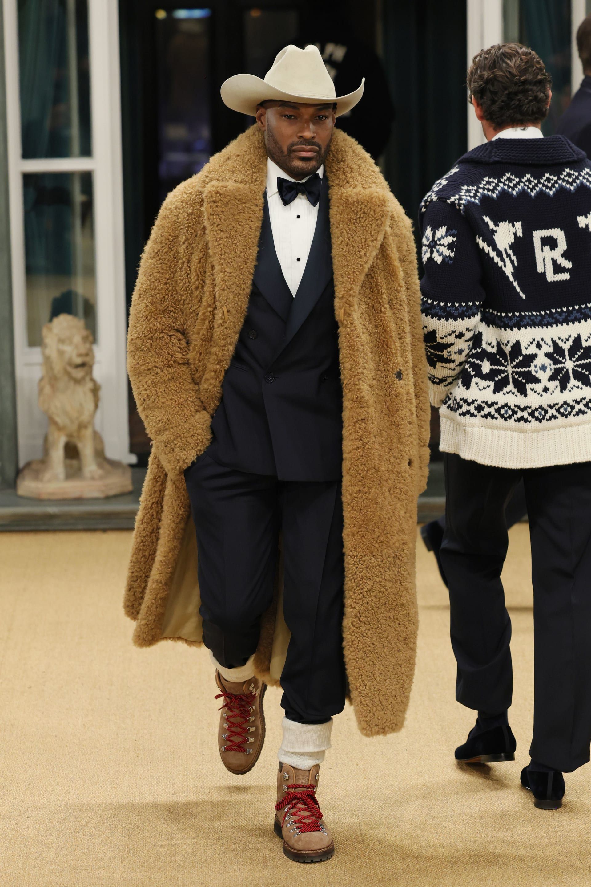 عاد تايسون بيكفورد، الذي اشتهر بعرض أزياء رالف لورين في تسعينيات القرن الماضي، إلى منصة العرض.