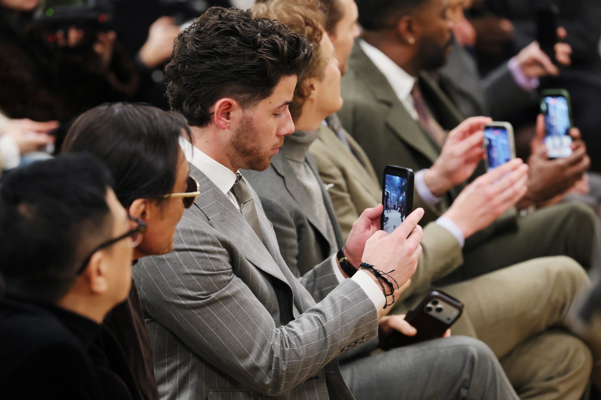 الممثّل الأمريكي نيك جوناس ضمن النجوم الحاضرين في الصفوف الأماميّة في العرض.