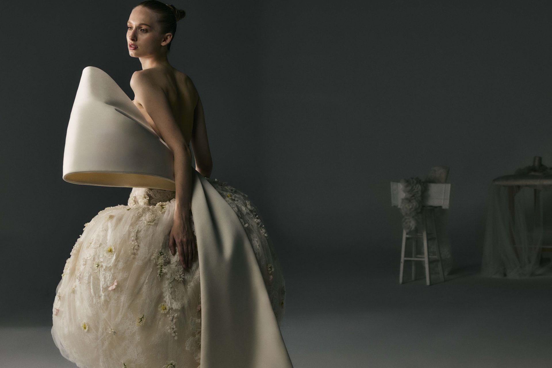 يجد قزّي وأسطا أنّ الحكاية هي أساس كل مجموعة ومن دونها يتحوّل الأمر إلى سلسلة من الفساتين لا أكثر.