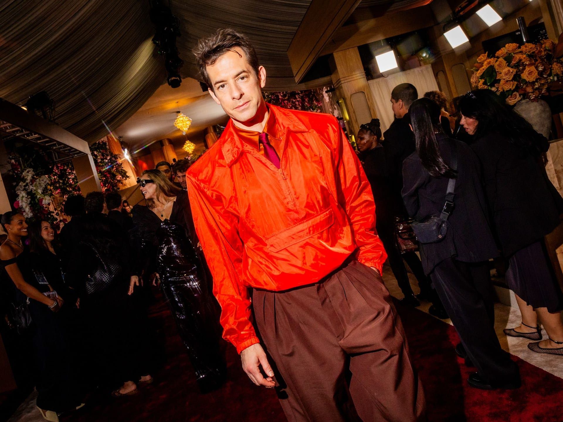 حضر مارك رونسن الحفل السنوي الثالث والثمانين للغولدن غلوب في يناير مرتديًا إطلالة من مجموعة ربيع-صيف 2026 لدار سان لوران.