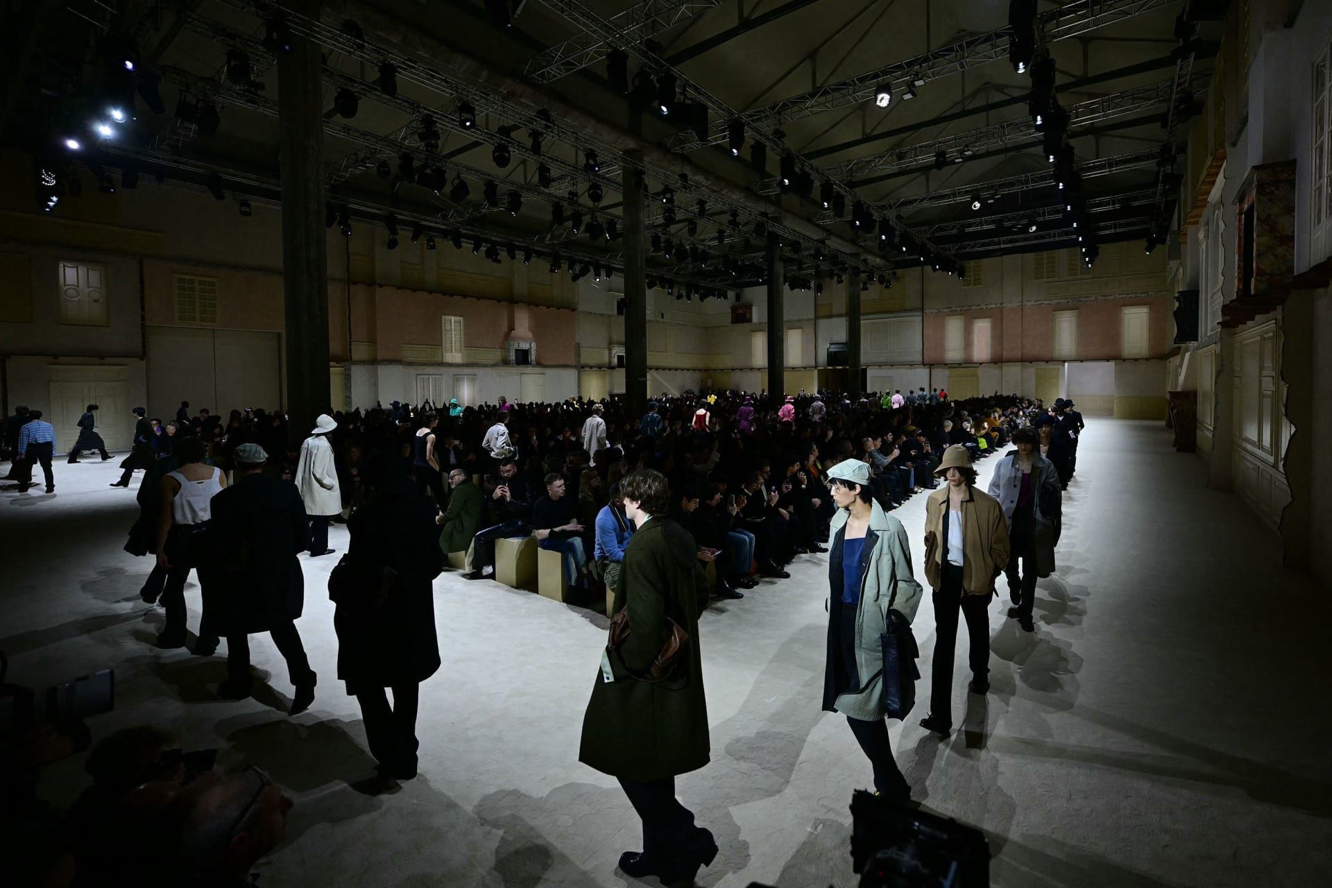 ختام عرض Prada في أسبوع ميلانو للأزياء الرجالية.