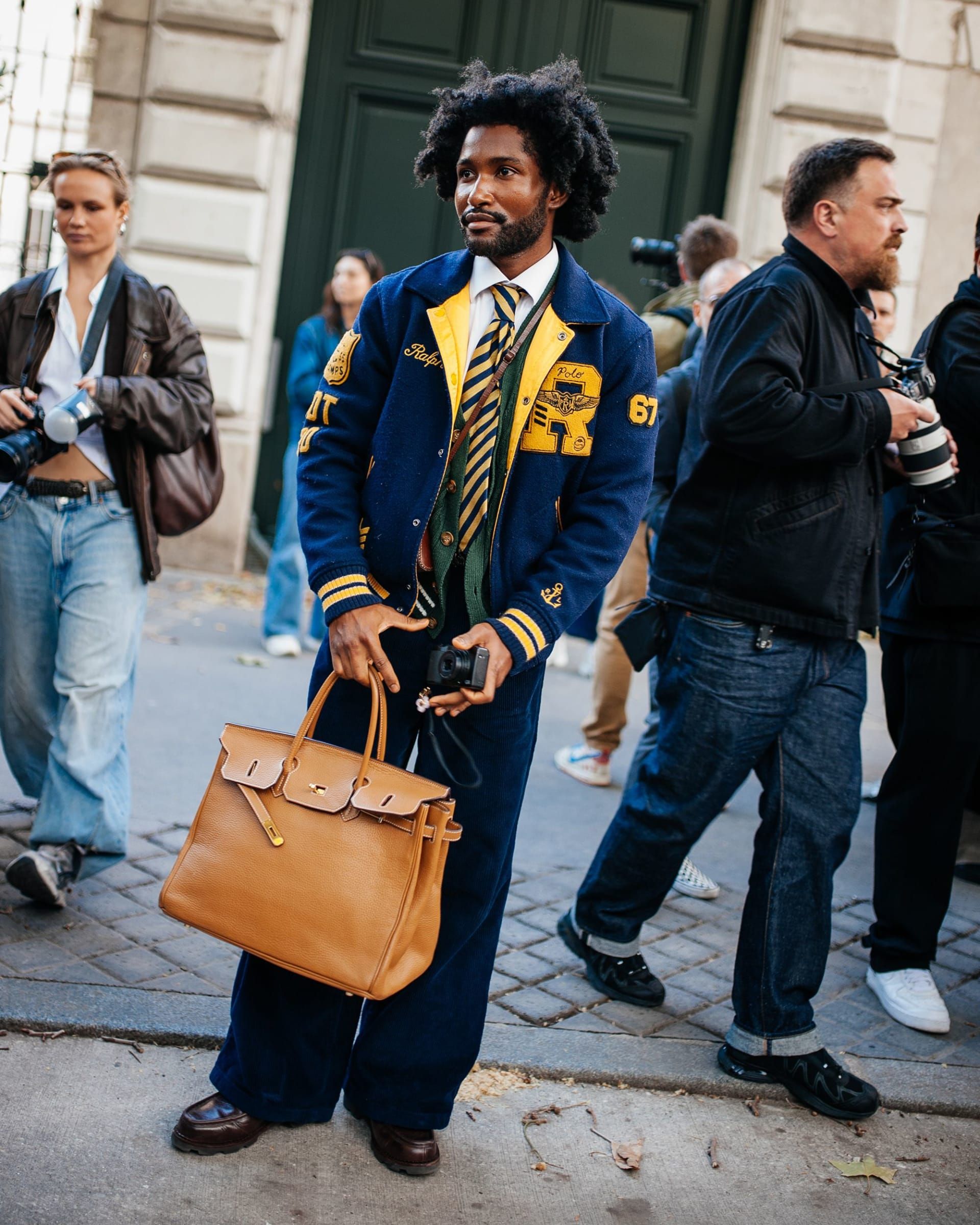 في أسبوع الموضة في باريس في أكتوبر 2025، ارتدى الرجال القمصان وربطات العنق، لكنهم نسقوها بطرق أكثر مرحًا، مستخدمين الألوان والإكسسوارات.