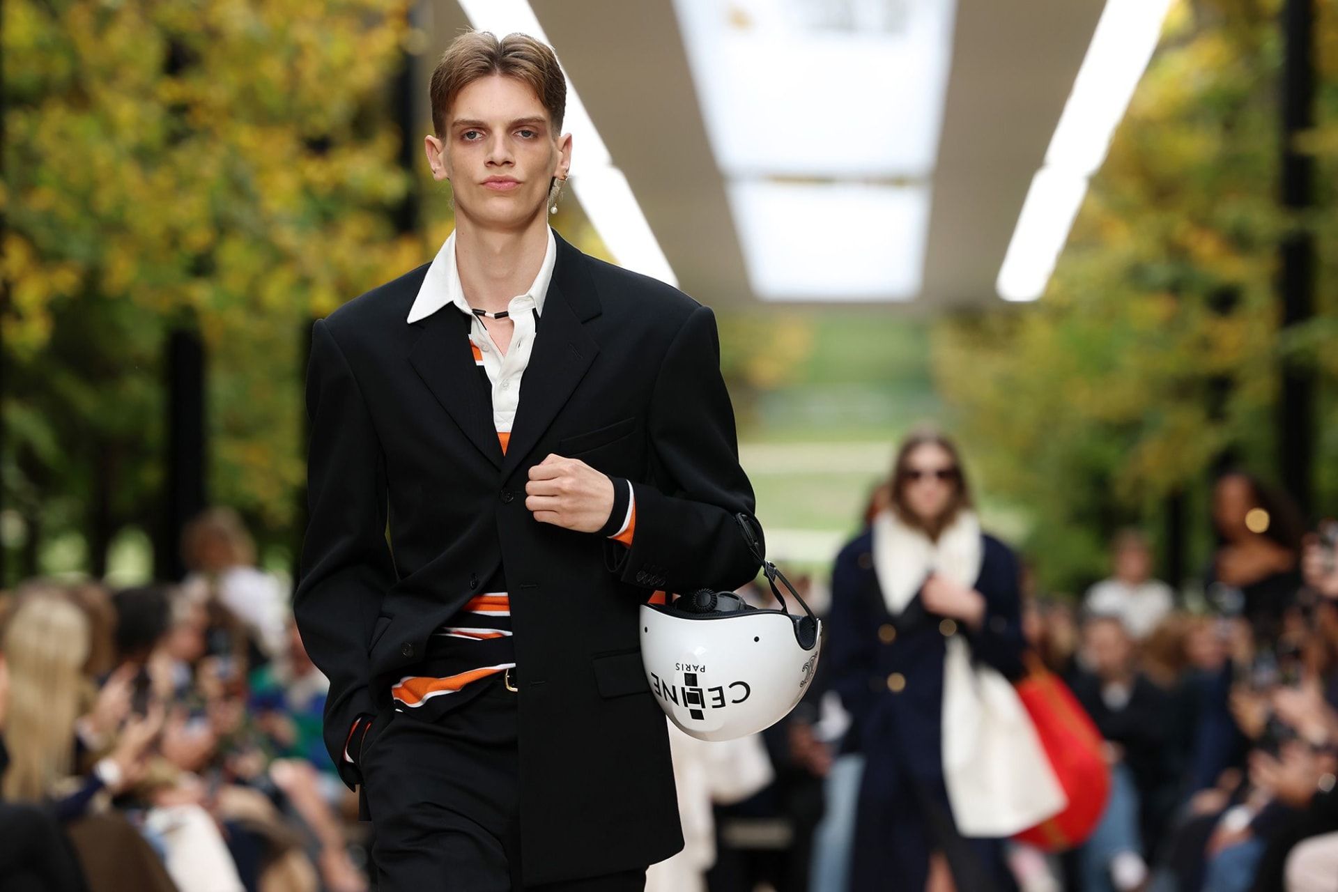 عارضو الأزياء يسيرون على المنصة خلال عرض مجموعة سيلين لربيع وصيف 2026 ضمن أسبوع الموضة في باريس في أكتوبر 2025.