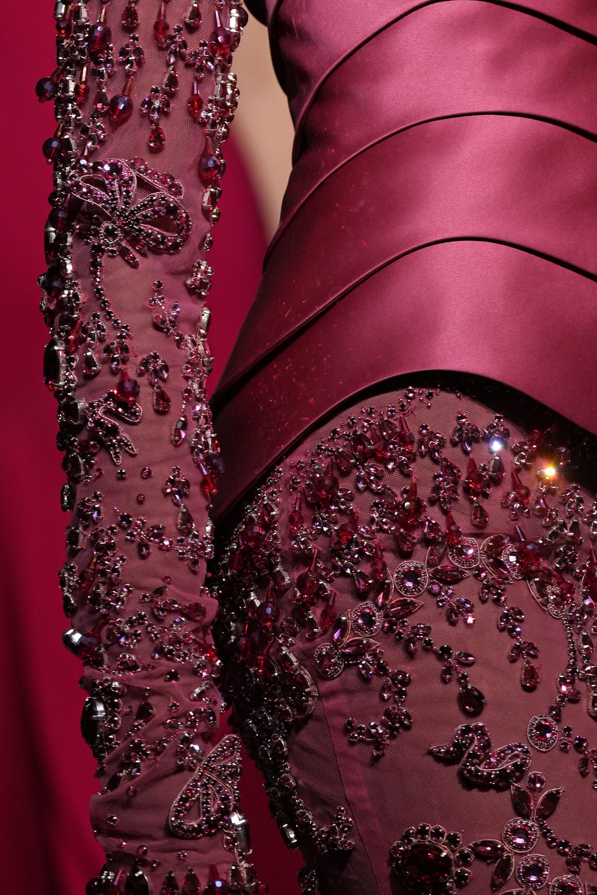 حرفية دقيقة في الشك والتطريزات اللامعة في التصاميم.