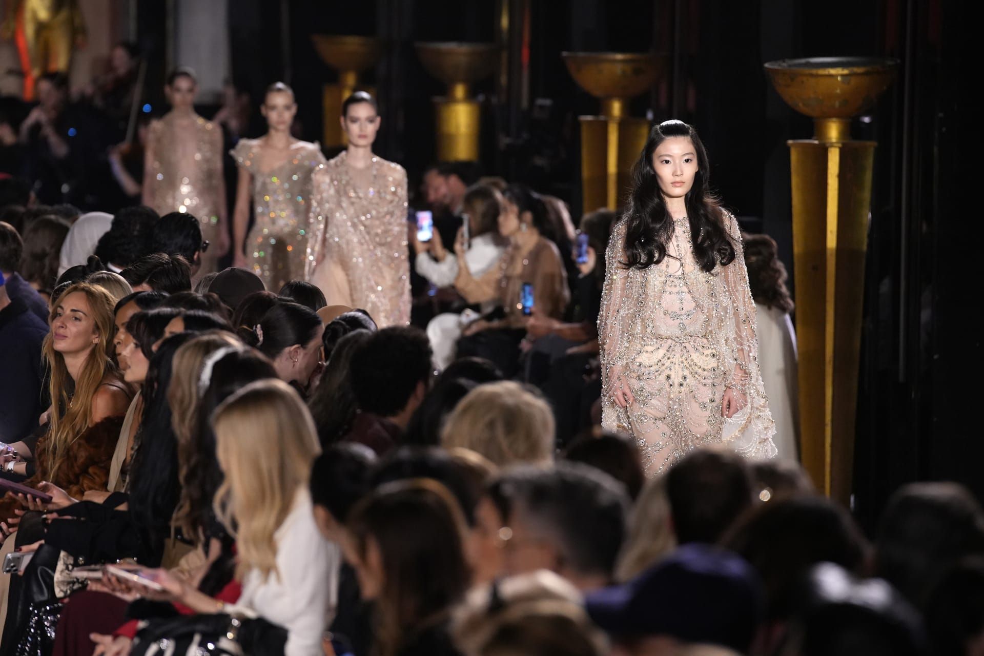 عرض أزياء المصمم اللبناني إيلي صعب خلال أسبوع الأزياء الراقية لموسم ربيع وصيف 2026 في باريس.