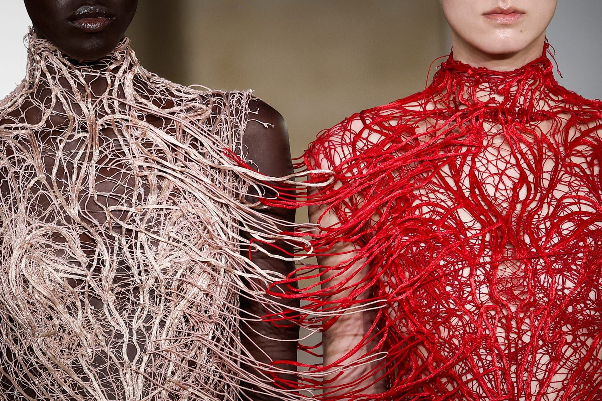 خيوط متداخلة في تصميمين وكأنّهما تصميمٌ واحد. .