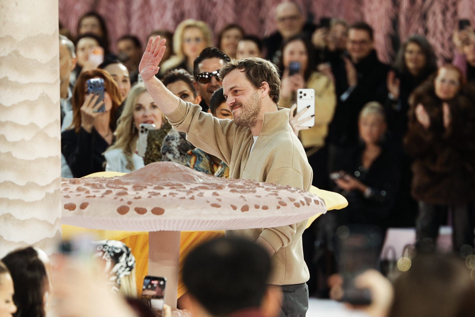 الكنزة باللون البيج قد تكون حملت رسالة رمزيّة مؤثّرة.