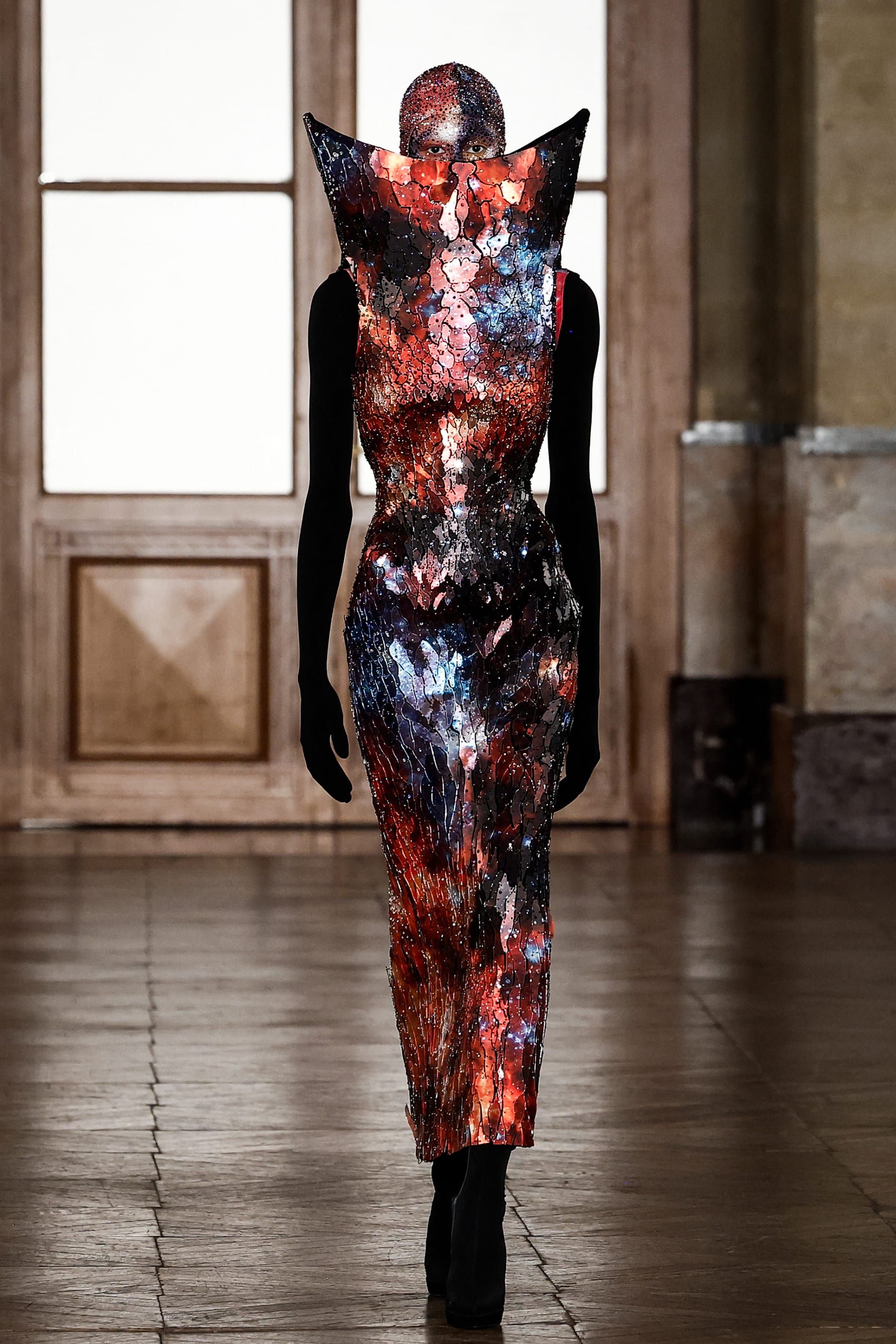 شكّلت الغرابة والخروج عن المألوف عناوين أساسيّة في المجموعة.