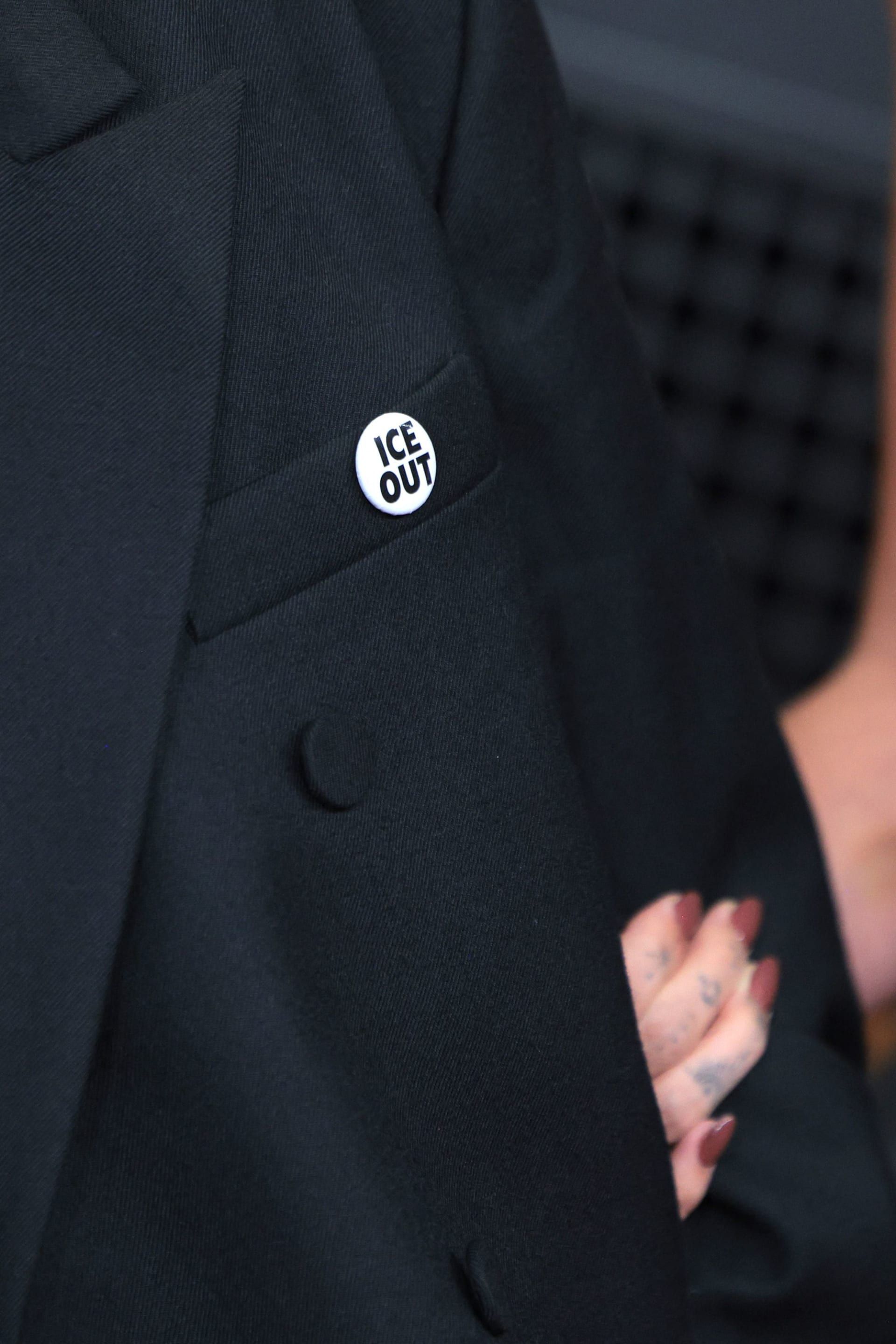 .لقطة مقرّبة لإحدى الشارات التي ارتداها الحضور احتجاجاً على حملة التشديد المستمرة على الهجرة التي تنتهجها إدارة الرئيس الأمريكي دونالد ترامب.