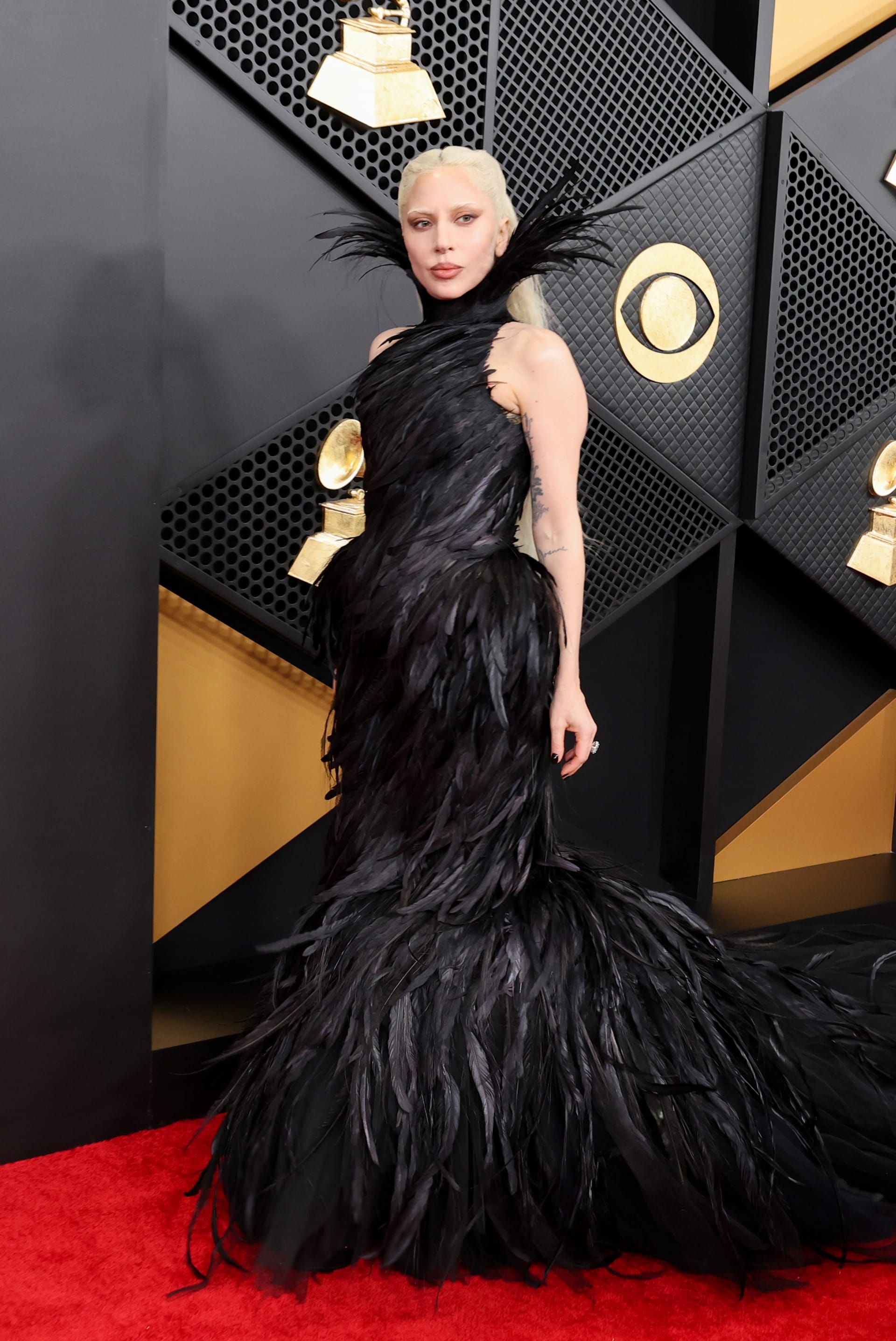 ليدي غاغا تختار الريش الأسود على السجّادة الحمراء في حفل جوائز غرامي 2026.