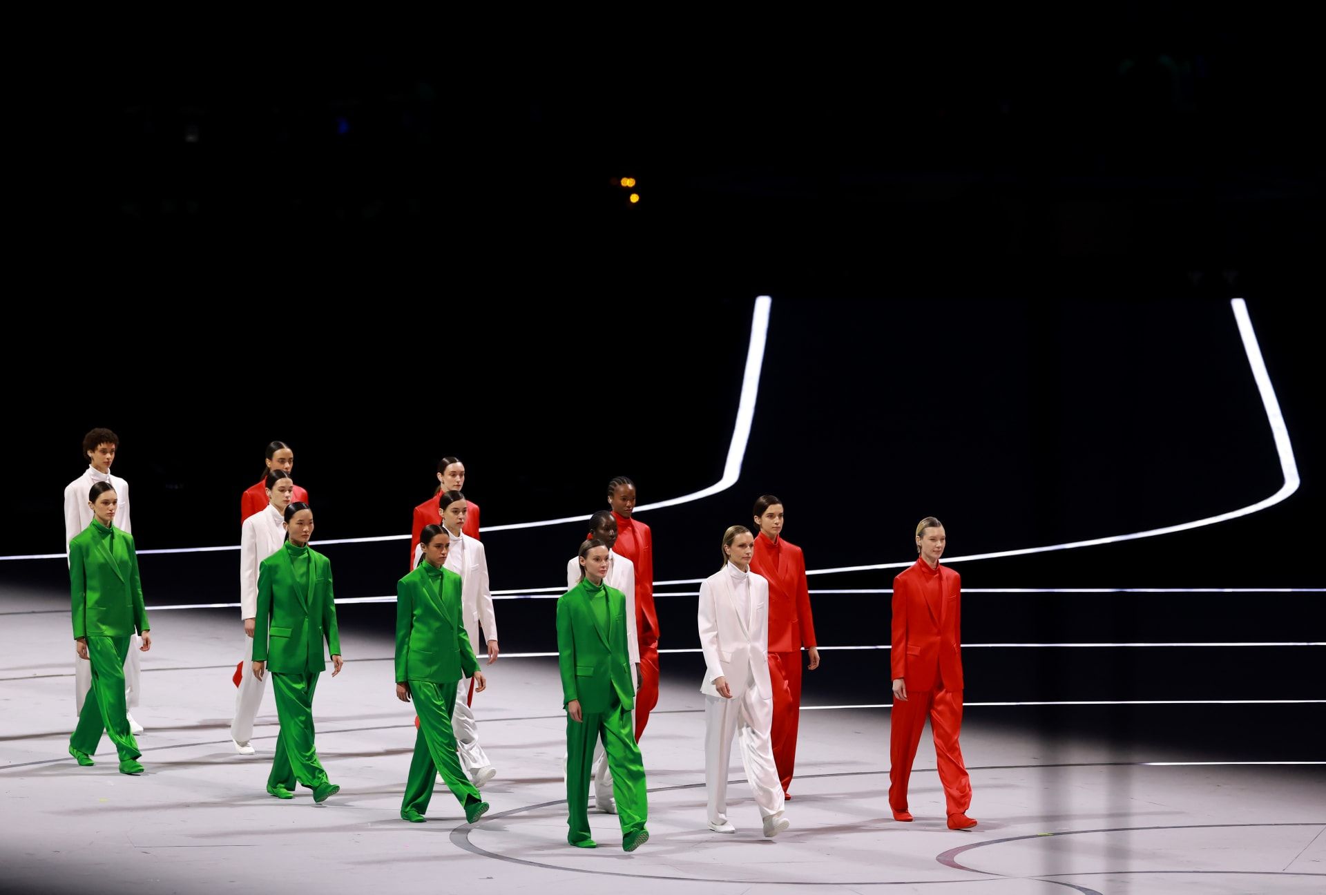 عارضات يرتدين تصاميم من جورجيو أرماني يسِرن خلال حفل افتتاح الألعاب الأولمبية الشتوية ميلانو–كورتينا 2026 في استاد سان سيرو، يوم 6 فبراير 2026، في ميلانو، إيطاليا.