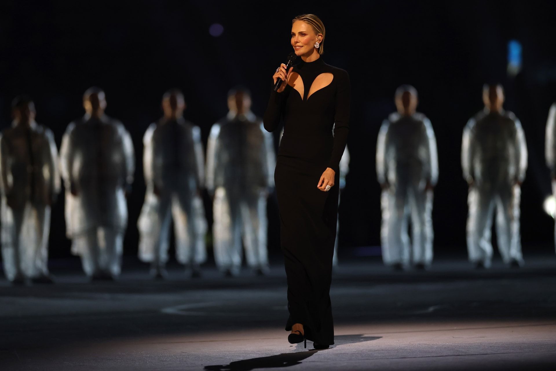 تشارليز ثيرون، أثناء إلقائها خطابًا، خلال حفل افتتاح الألعاب الأولمبية الشتوية ميلانو–كورتينا 2026.