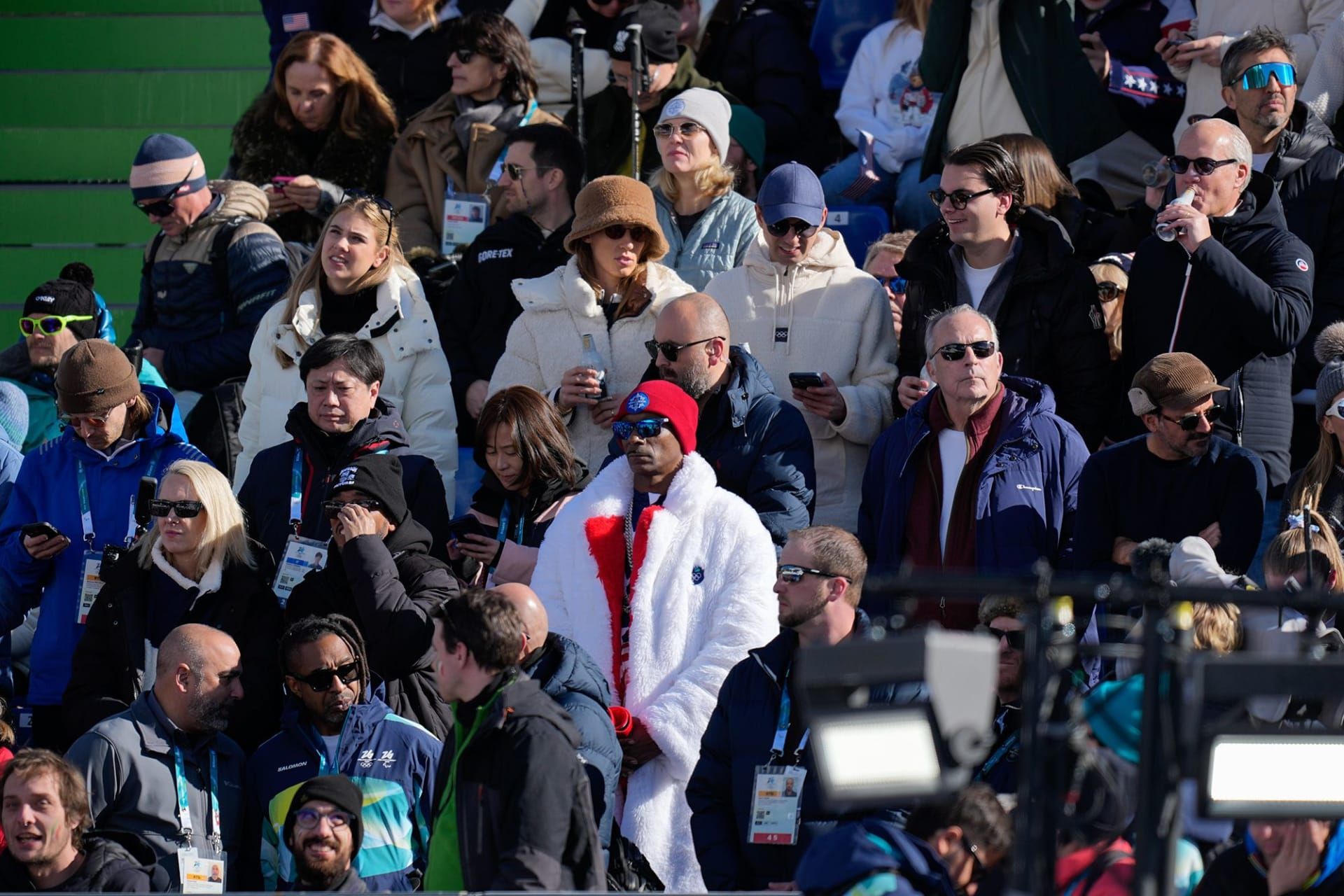 المدرّب الشرفي يبرز بين الحضور أثناء متابعة سباق النساء للتزلج النزولي في مركز توفاني للألعاب الجبلية في 8 فبراير.