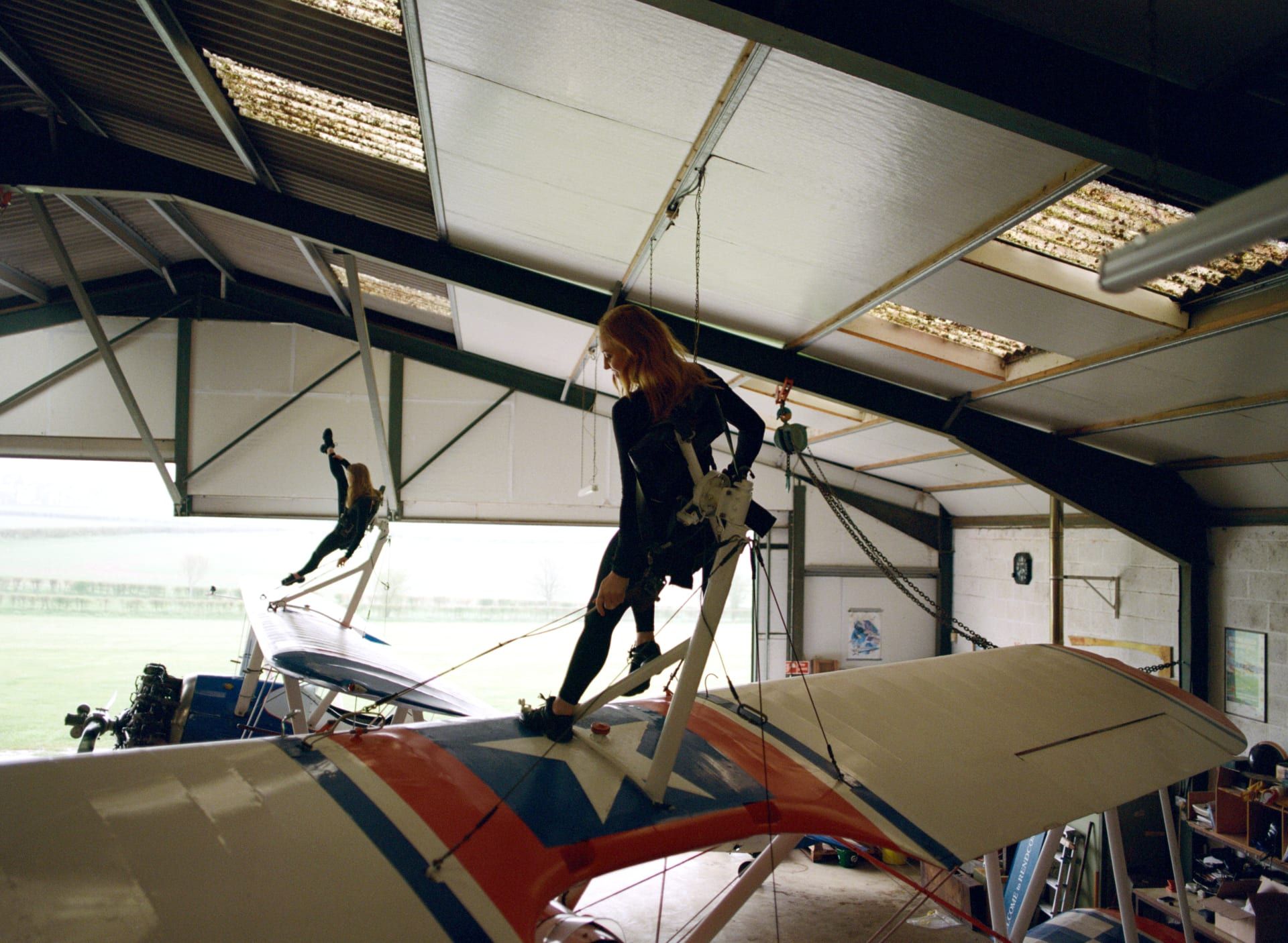 نساء يمشين على أجنحة الطائرات بلا خوف ومصورة توثق جرأتهن