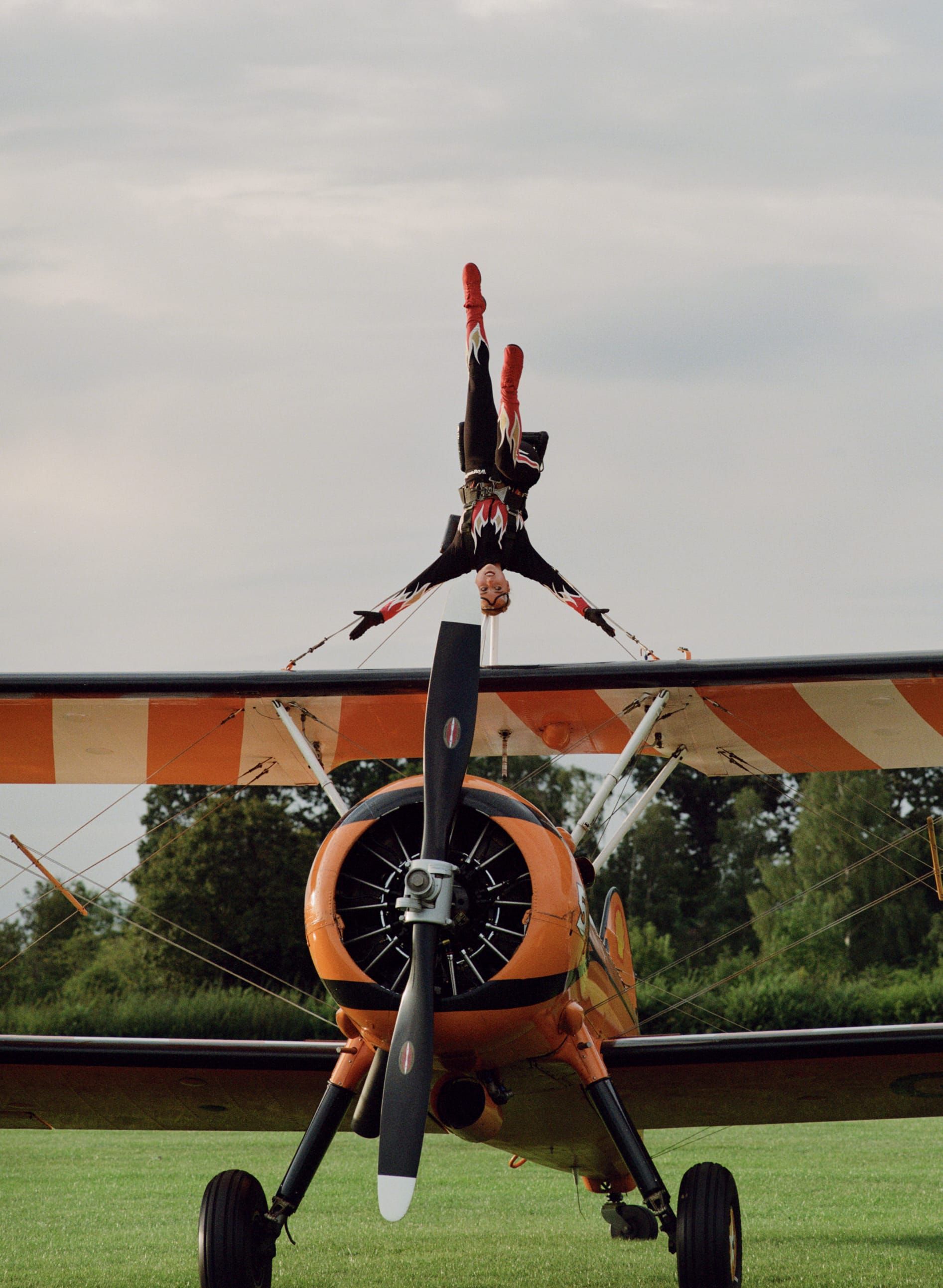 نساء يمشين على أجنحة الطائرات بلا خوف ومصورة توثق جرأتهن