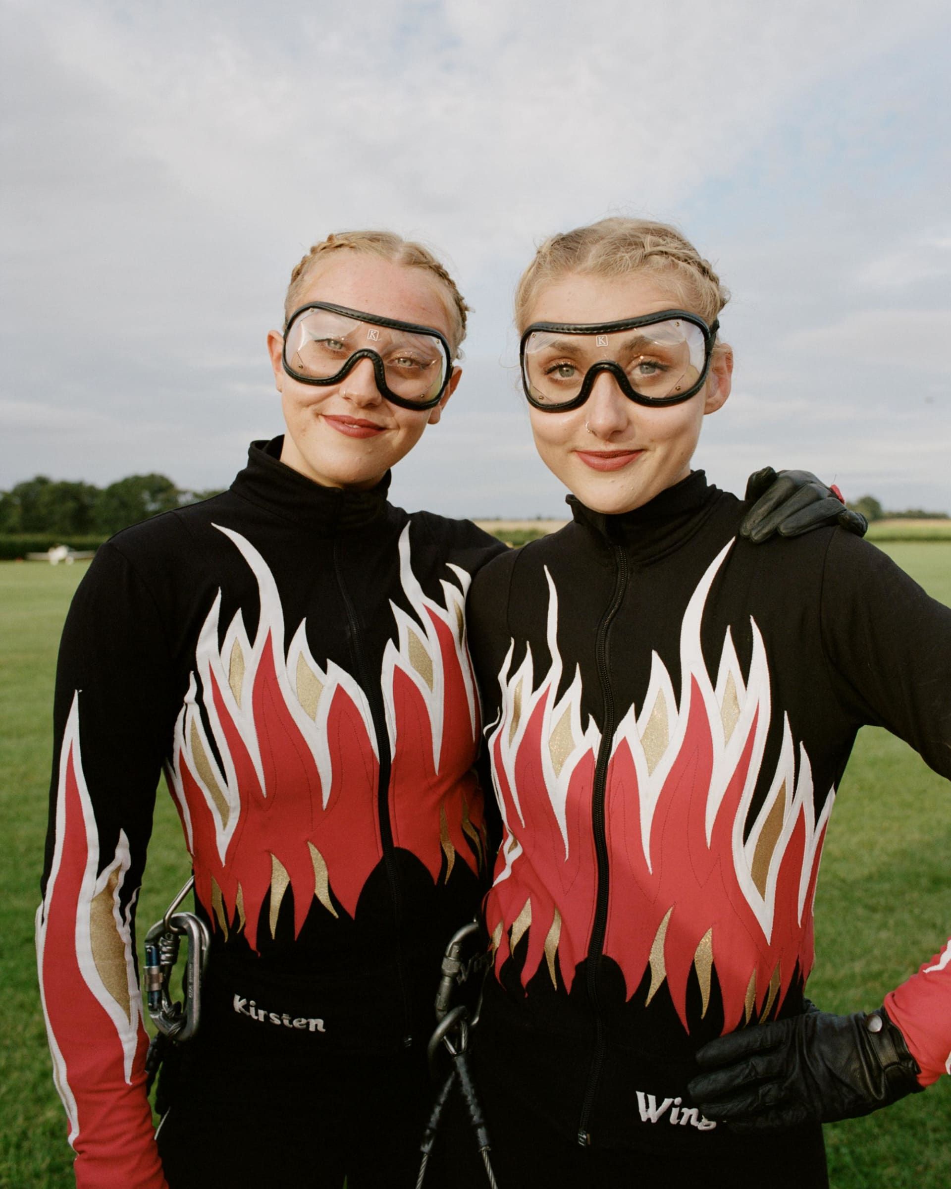 نساء يمشين على أجنحة الطائرات بلا خوف ومصورة توثق جرأتهن