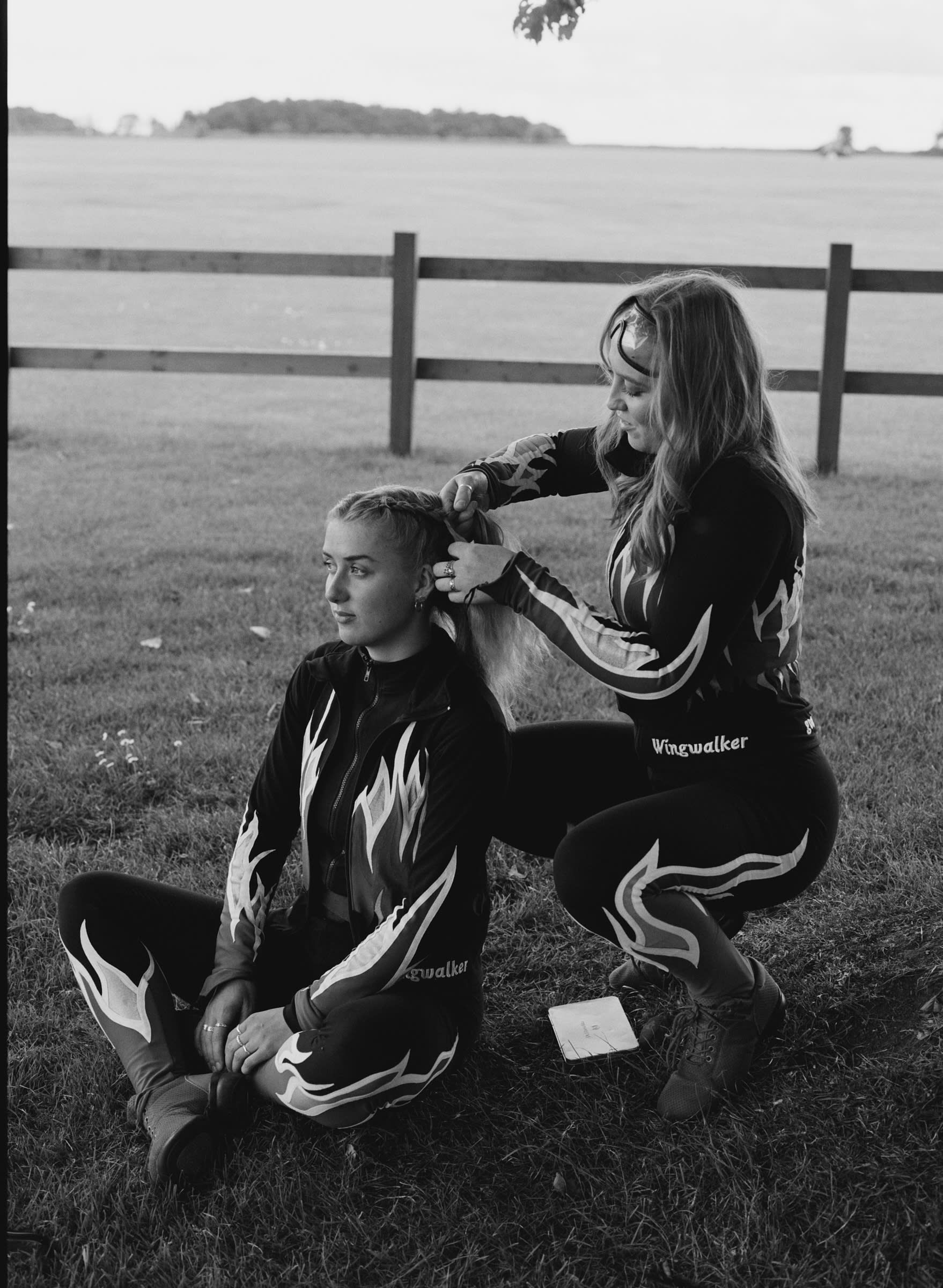 نساء يمشين على أجنحة الطائرات بلا خوف ومصورة توثق جرأتهن