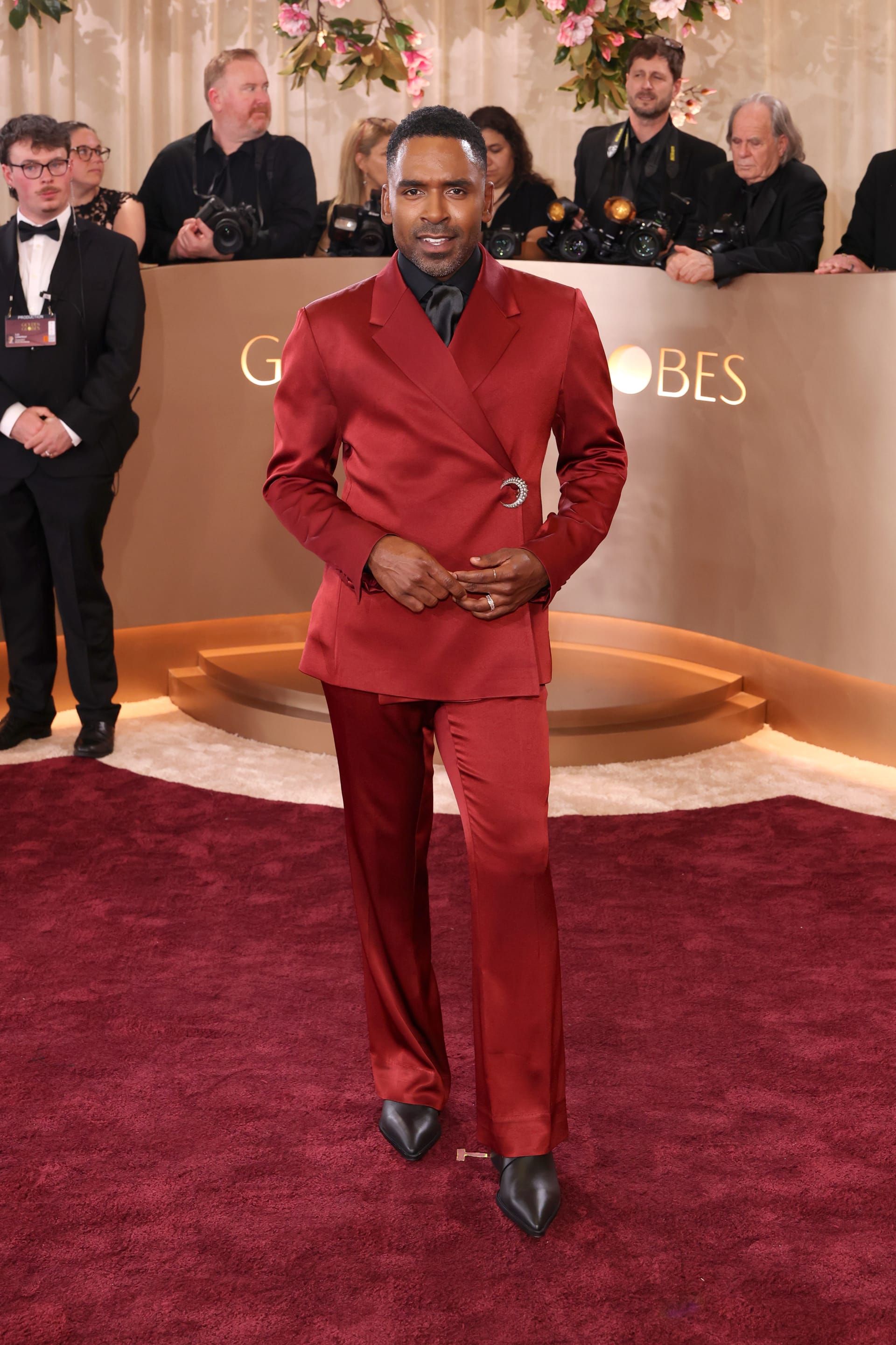 الصحفي ومقدم البرامج التلفزيونية الأمريكي جاستن سيلفستر ببدلة حمراء في حفل توزيع جوائز الغولدن غلوب الـ83 السنوي.