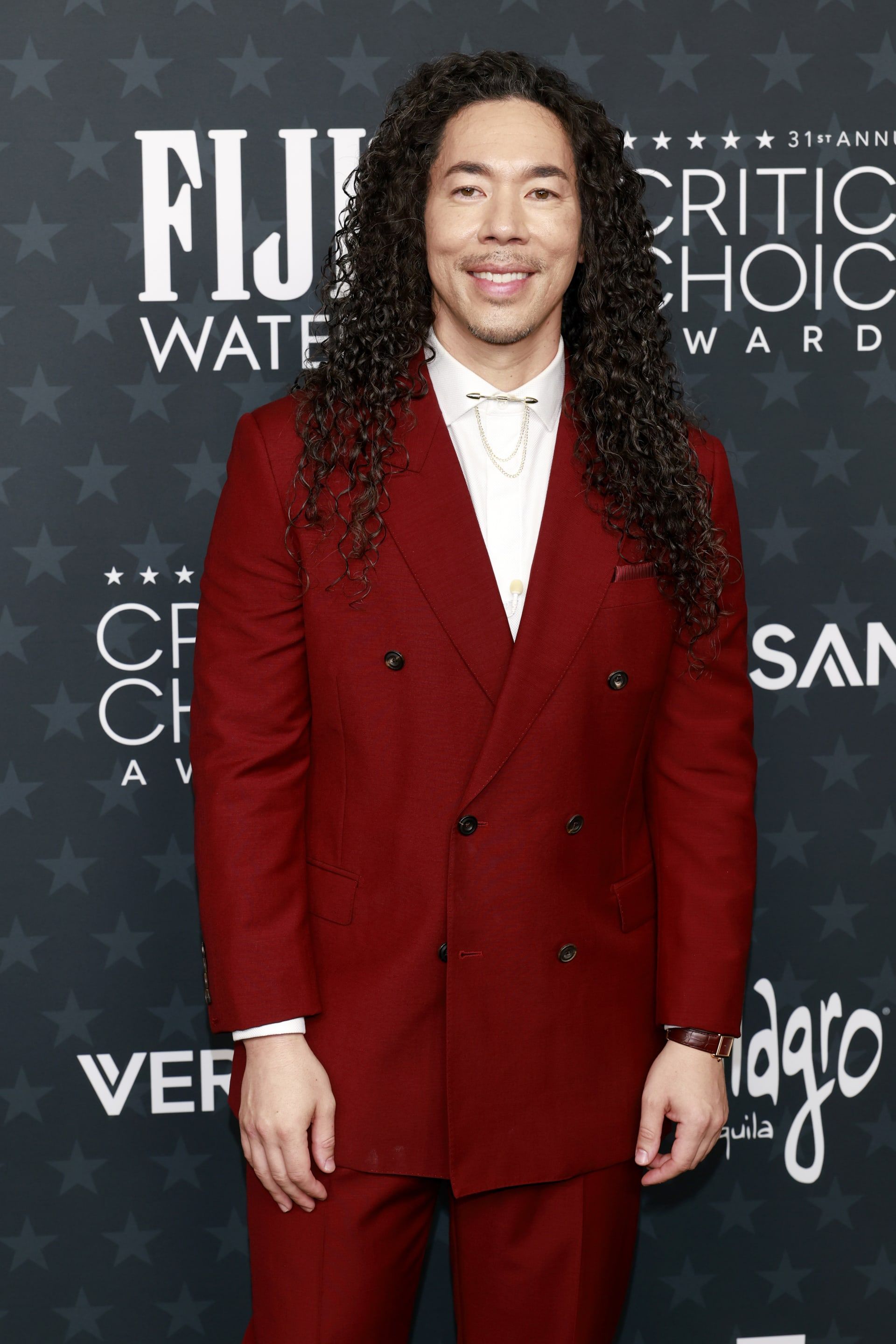 المخرج وصانع الأفلام الأمريكي كول واليسر بإطلالةباللون الأحمر في حفل توزيع جوائز Critics Choice.